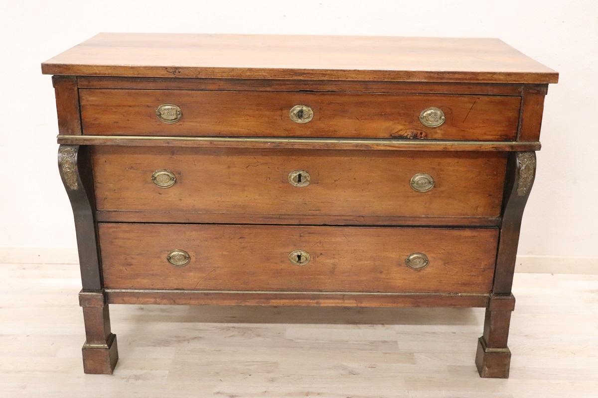 Important and rare antique Italian of the period empire chest of drawers, early 19th century. On the front three useful drawers. Characterized by fine solid walnut wood, a simple line embellished with two ebonized columns on the front and finely