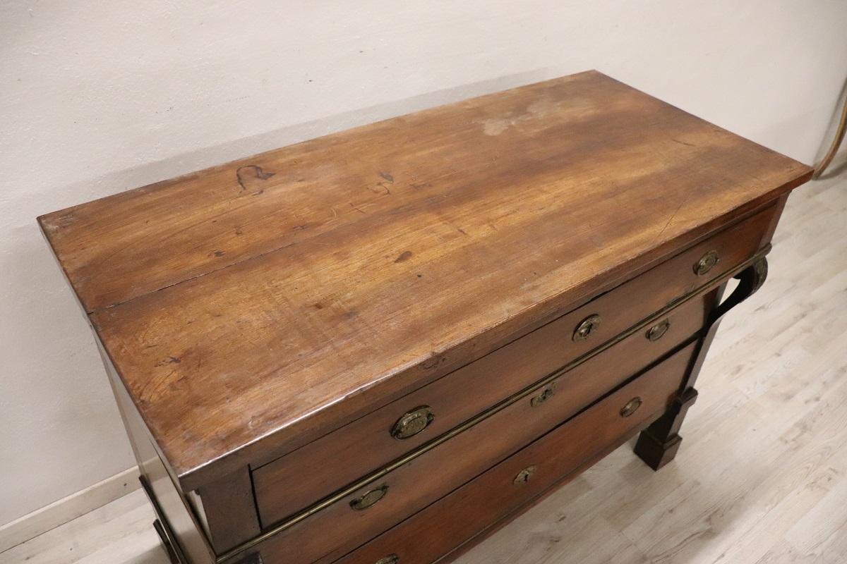 Early 19th Century Italian Empire Solid Walnut Antique Chest of Drawers In Good Condition In Casale Monferrato, IT