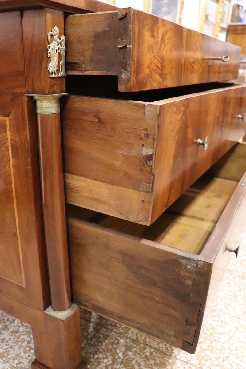 Commode ancienne en noyer Empire du début du 19e siècle avec Secrets en vente 4