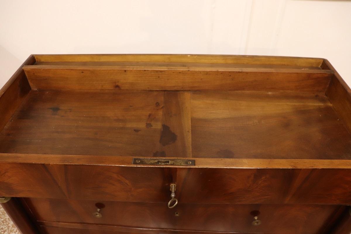 Commode ancienne en noyer Empire du début du 19e siècle avec Secrets en vente 5