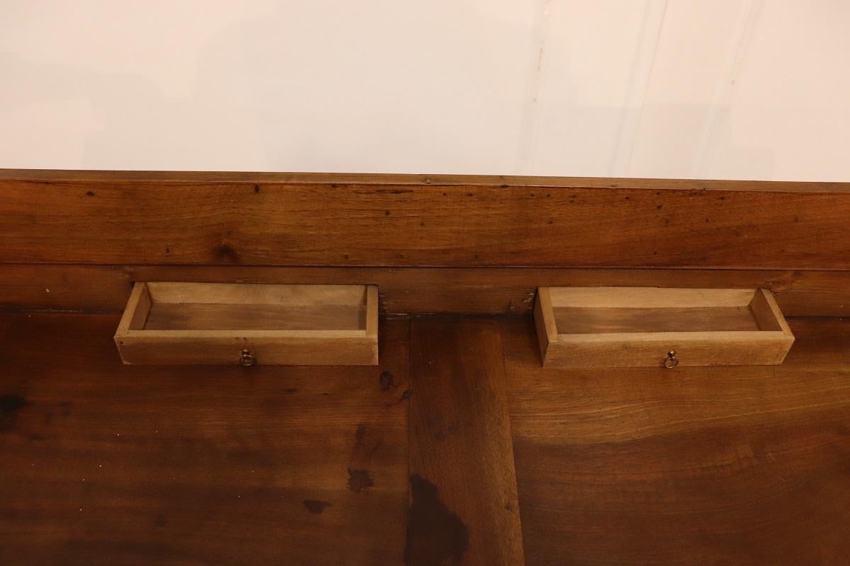 Commode ancienne en noyer Empire du début du 19e siècle avec Secrets en vente 7