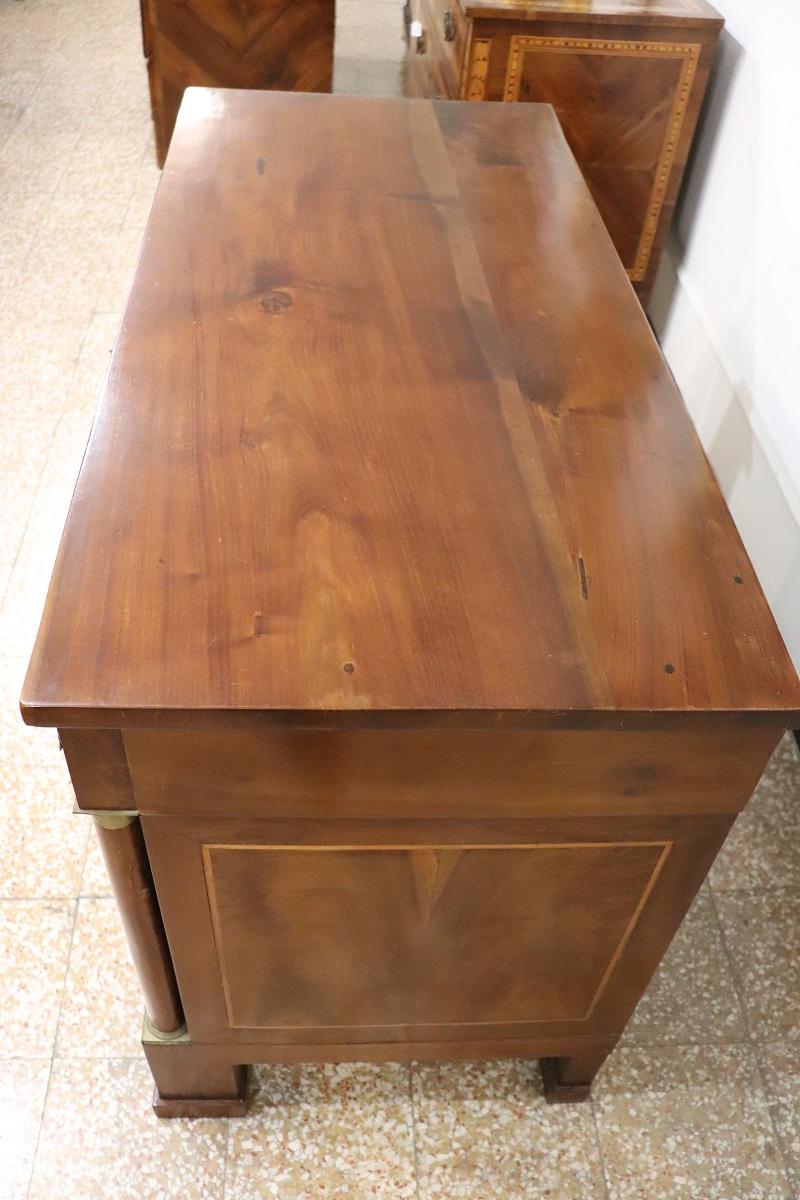 Noyer Commode ancienne en noyer Empire du début du 19e siècle avec Secrets en vente