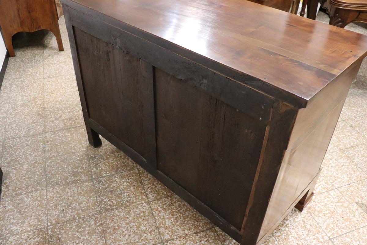 Commode ancienne en noyer Empire du début du 19e siècle avec Secrets en vente 1