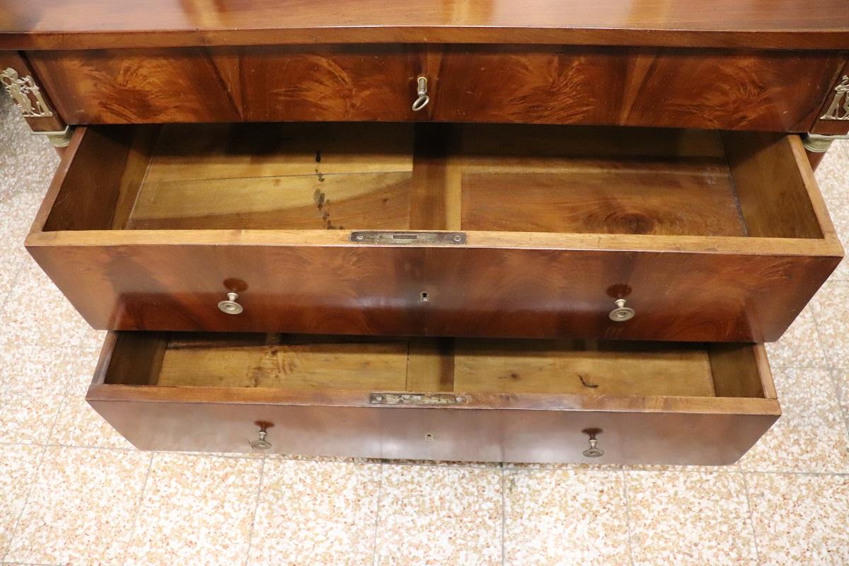 Commode ancienne en noyer Empire du début du 19e siècle avec Secrets en vente 2