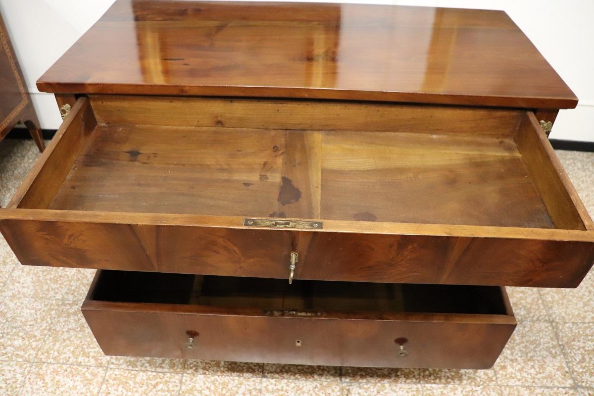 Commode ancienne en noyer Empire du début du 19e siècle avec Secrets en vente 3