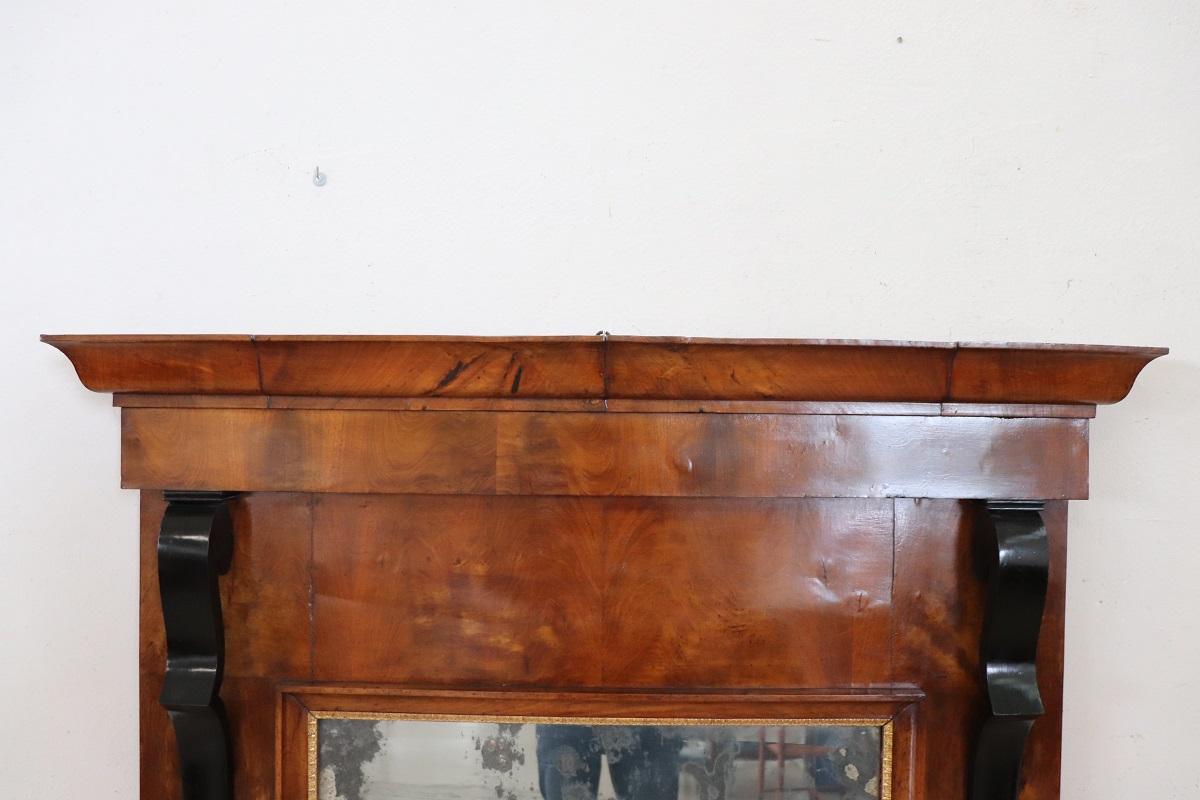 Ti presentiamo questo elegante specchio antico italiano risalente ai primi anni del XIX secolo, periodo Eleg. Uno specchio estremamente raffinato.

Realizzate in pregiato legno di noce e caratterizzate da un'elegante linearità, due maestose lesene
