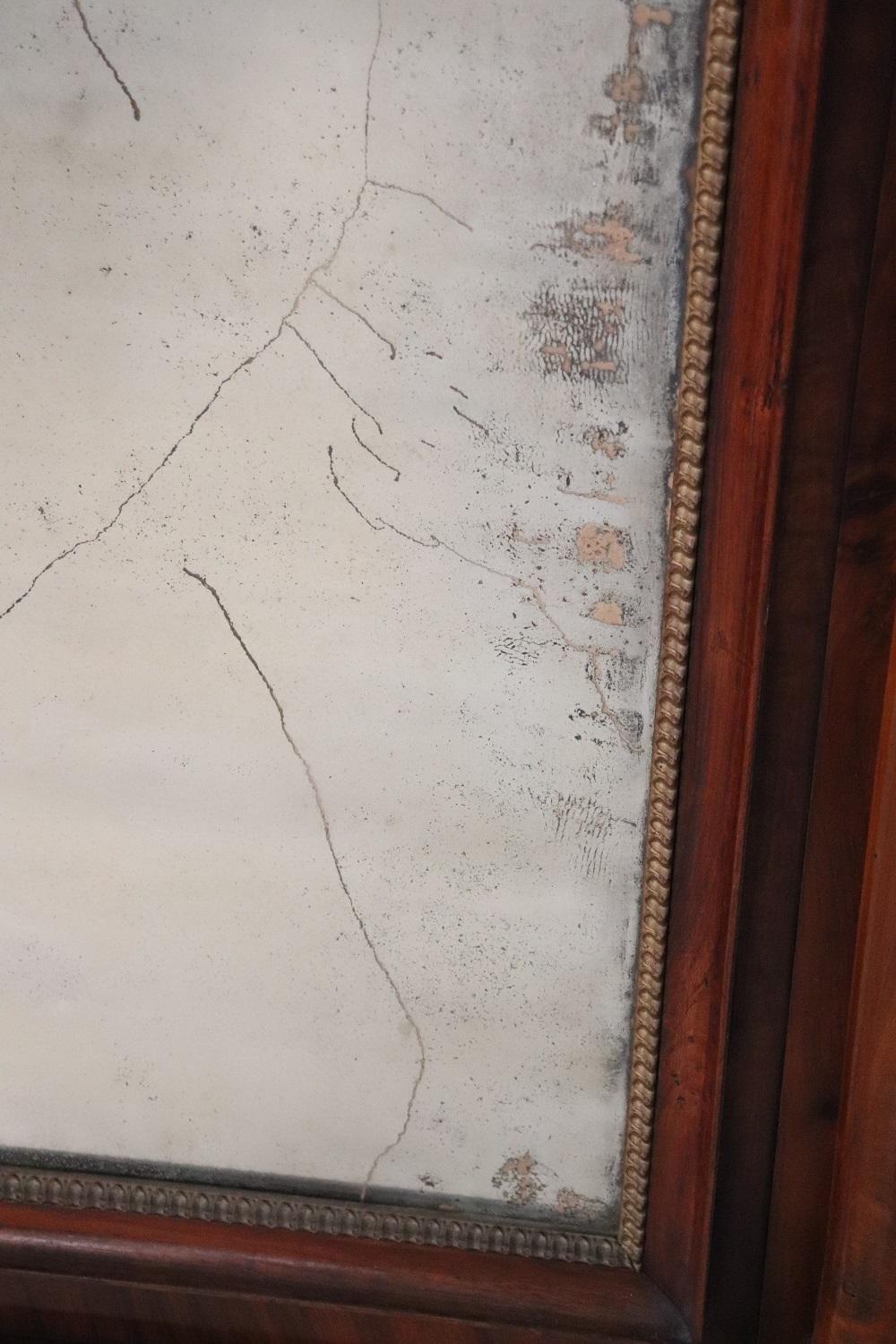 Antiker italienischer Empire-Wandspiegel aus Nussbaumholz, frühes 19. Jahrhundert im Angebot 4