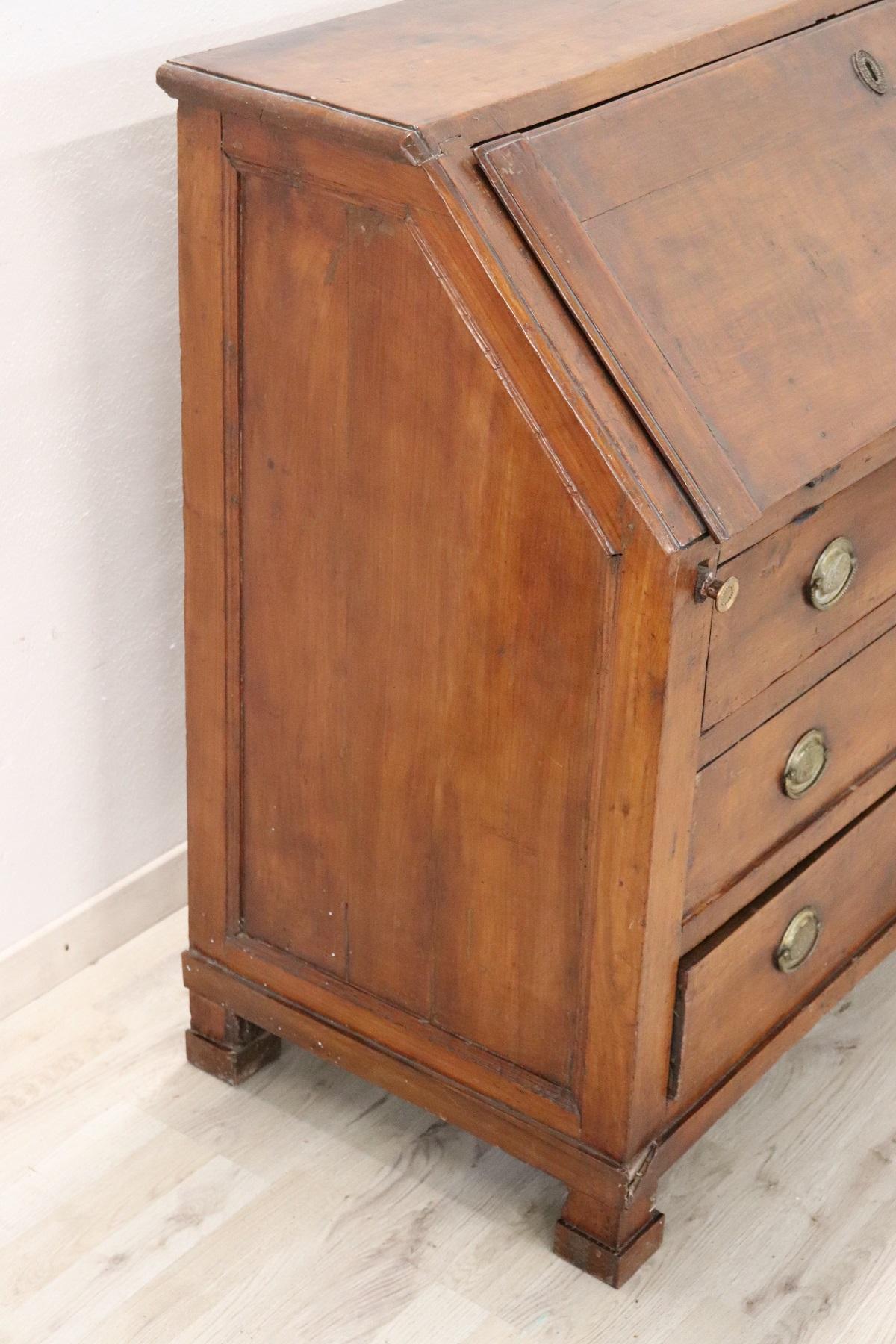 Important antique Italian Empire chest of drawers 1805s in solid walnut wood. Simple line essential wood of beautiful antique patina. Three large and comfortable drawers. At the top, the door opens and becomes a comfortable writing surface with
