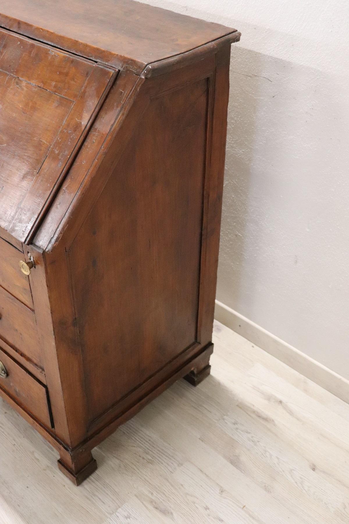 Early 19th Century Italian Empire Walnut Chest of Drawers with Secrétaire In Fair Condition In Casale Monferrato, IT