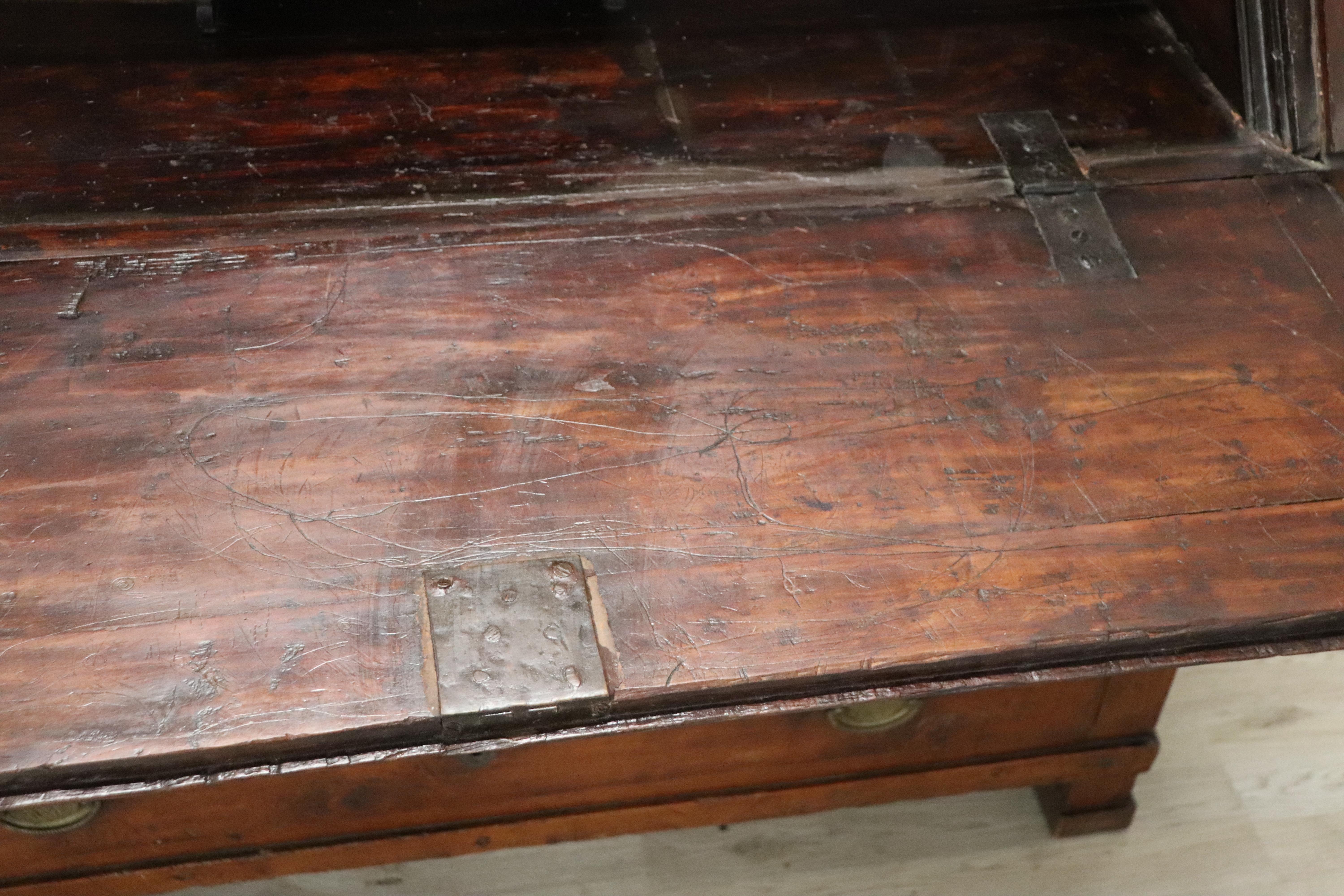 Early 19th Century Italian Empire Walnut Chest of Drawers with Secrétaire 6