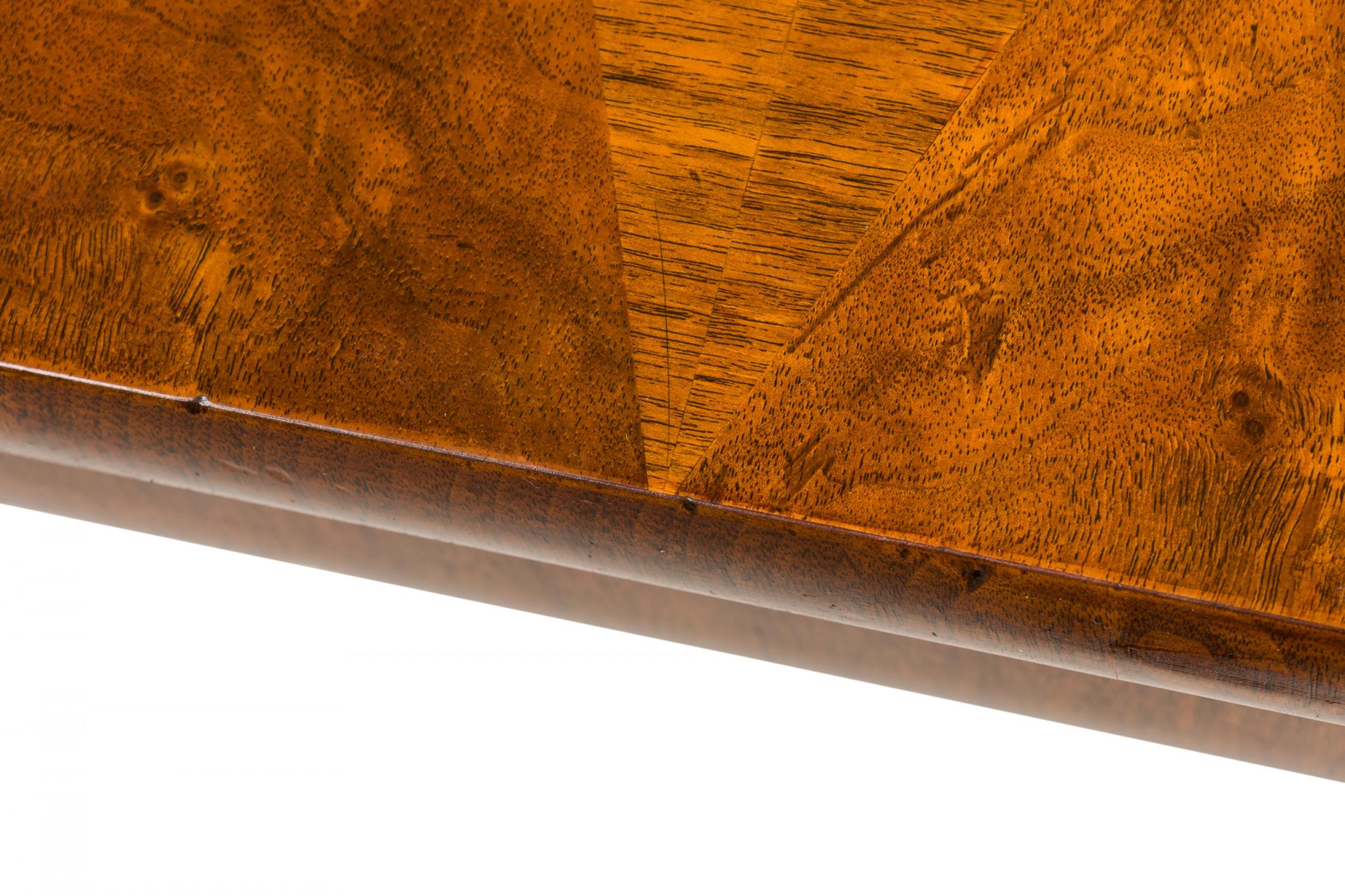 Early 19th Century Italian Extending Dining Table with Two Leaves For Sale 4