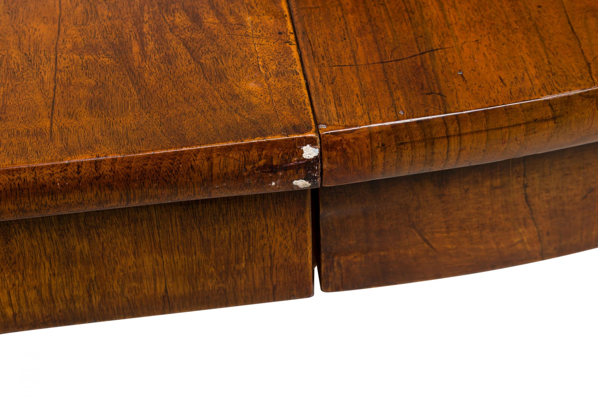 Early 19th Century Italian Extending Dining Table with Two Leaves For Sale 7