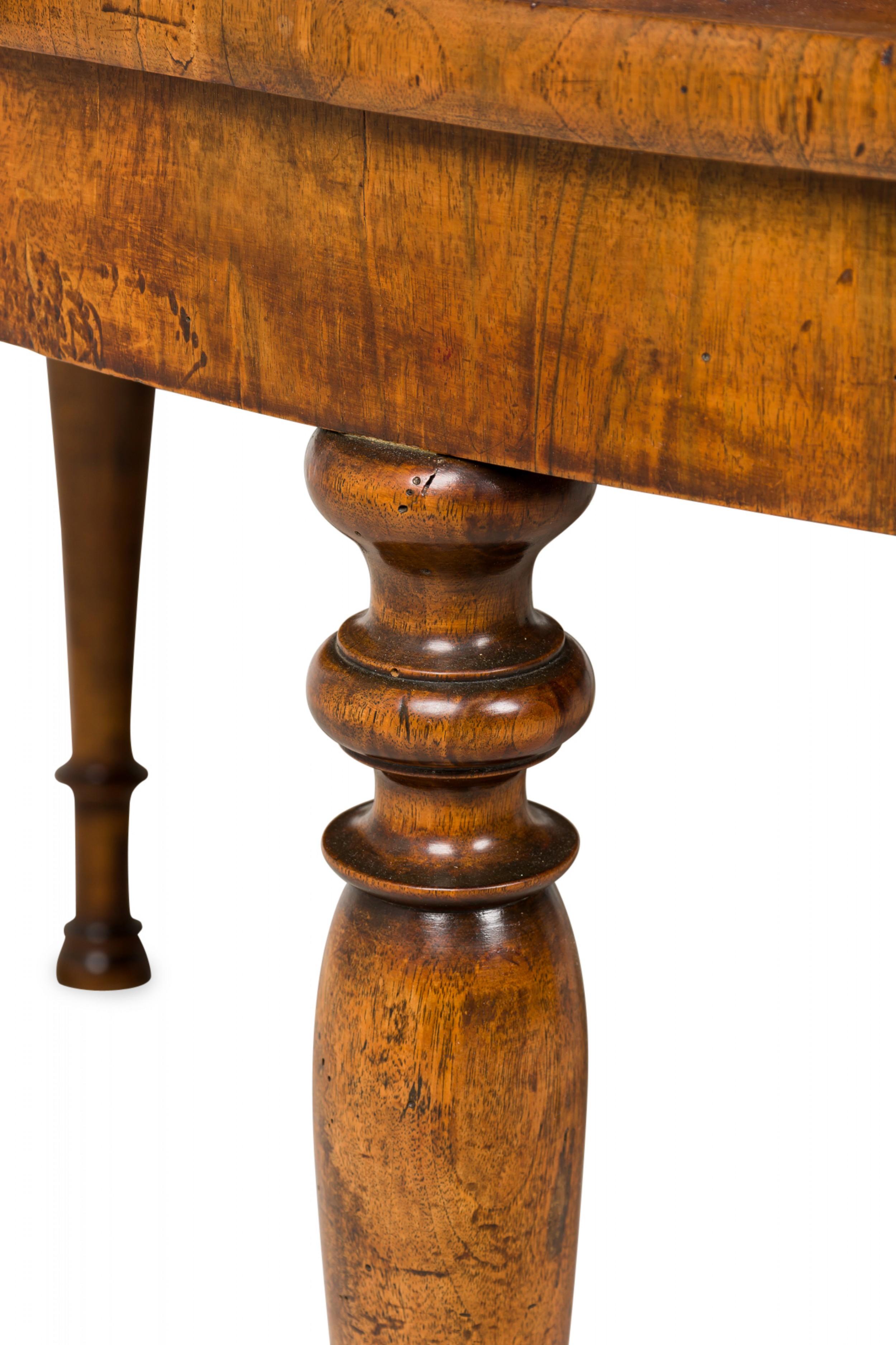 Early 19th Century Italian Extending Dining Table with Two Leaves For Sale 8