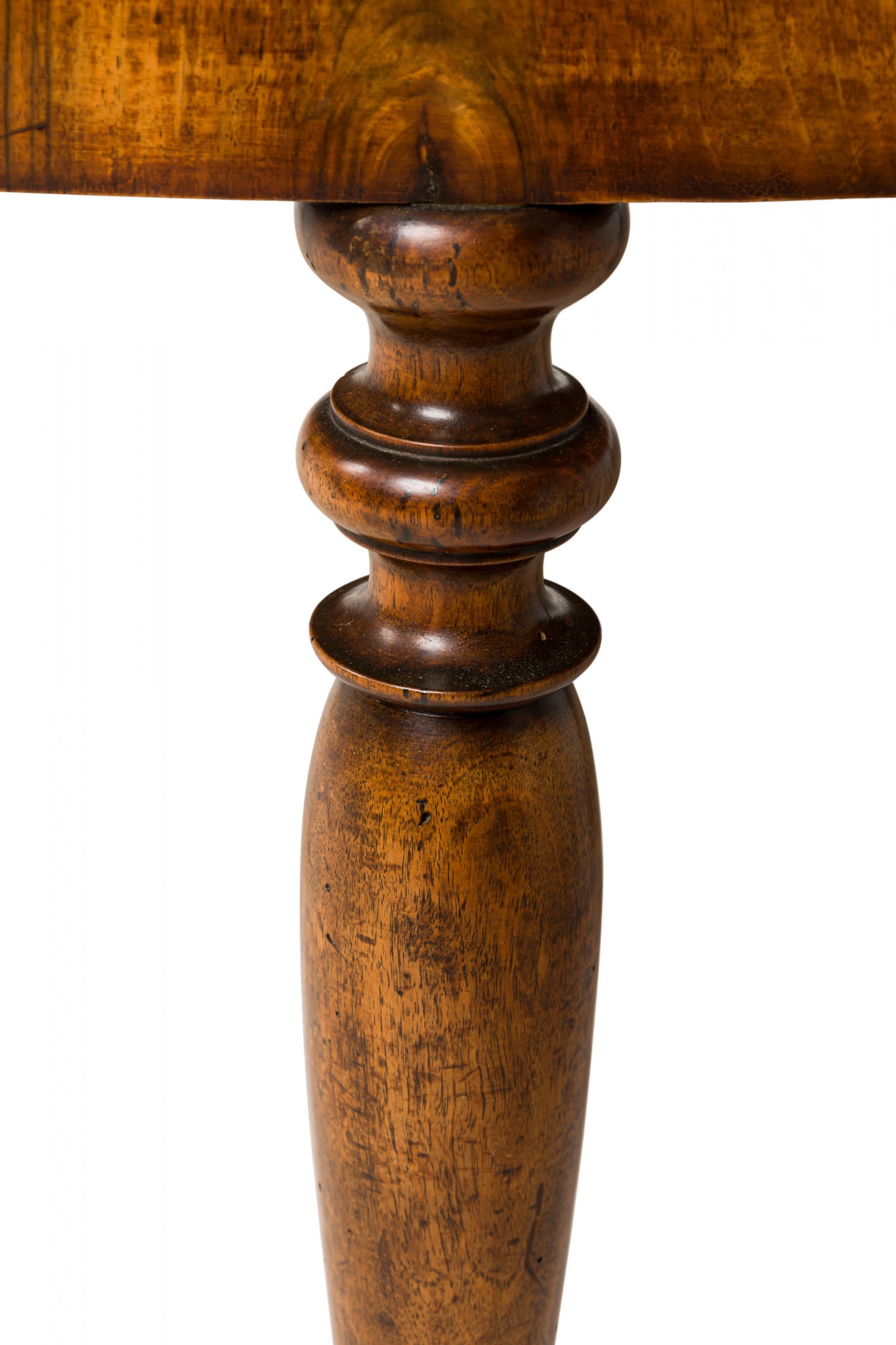 Early 19th Century Italian Extending Dining Table with Two Leaves For Sale 10