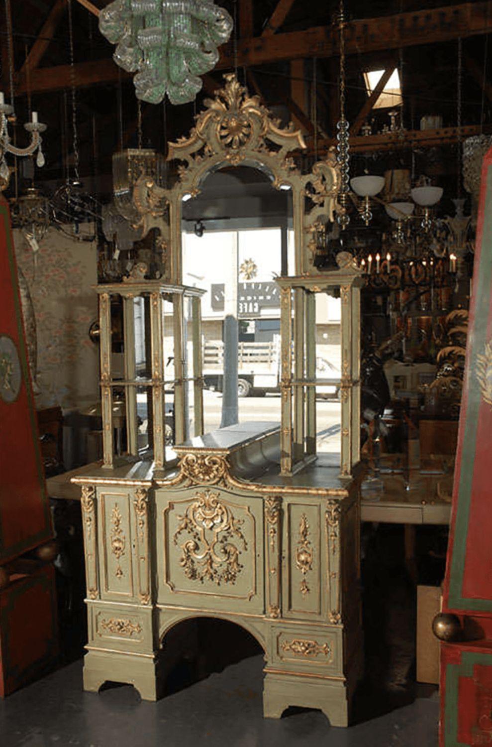 Ein Schrank mit Spiegel aus dem frühen 19. Er hat drei untere Schranktüren und seitliche Einlegeböden. Wunderschöne aufwändige vergoldete Verzierung.
