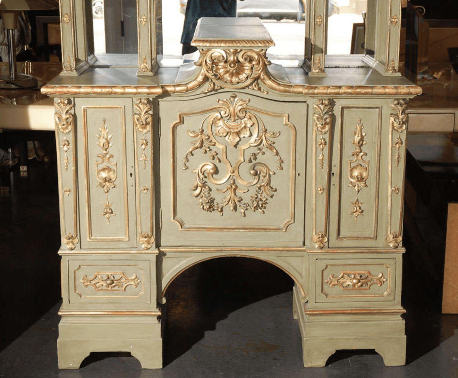 Early 19th Century Italian Gilded Display Cabinet In Good Condition For Sale In Los Angeles, CA