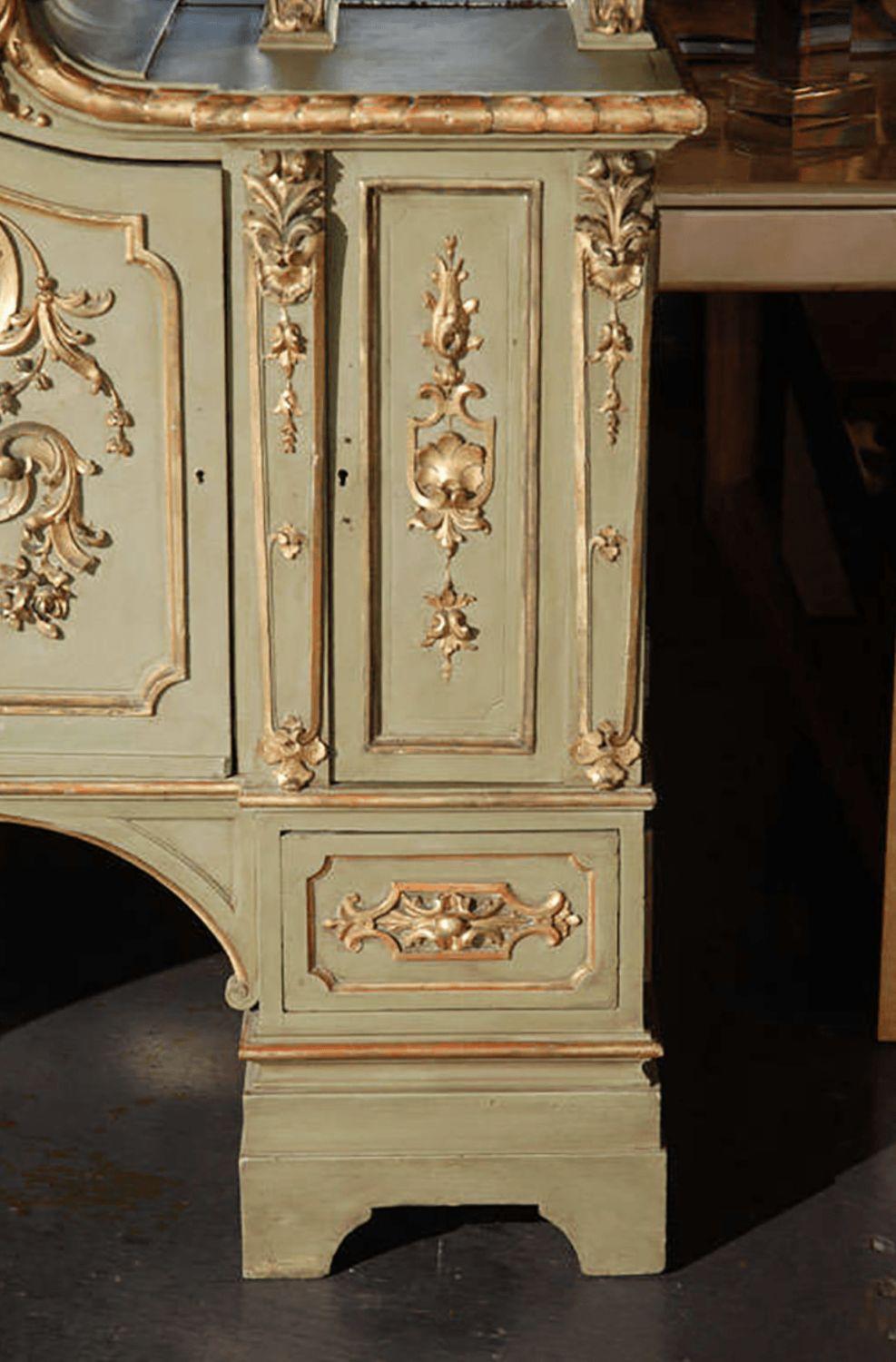 Early 19th Century Italian Gilded Display Cabinet For Sale 3