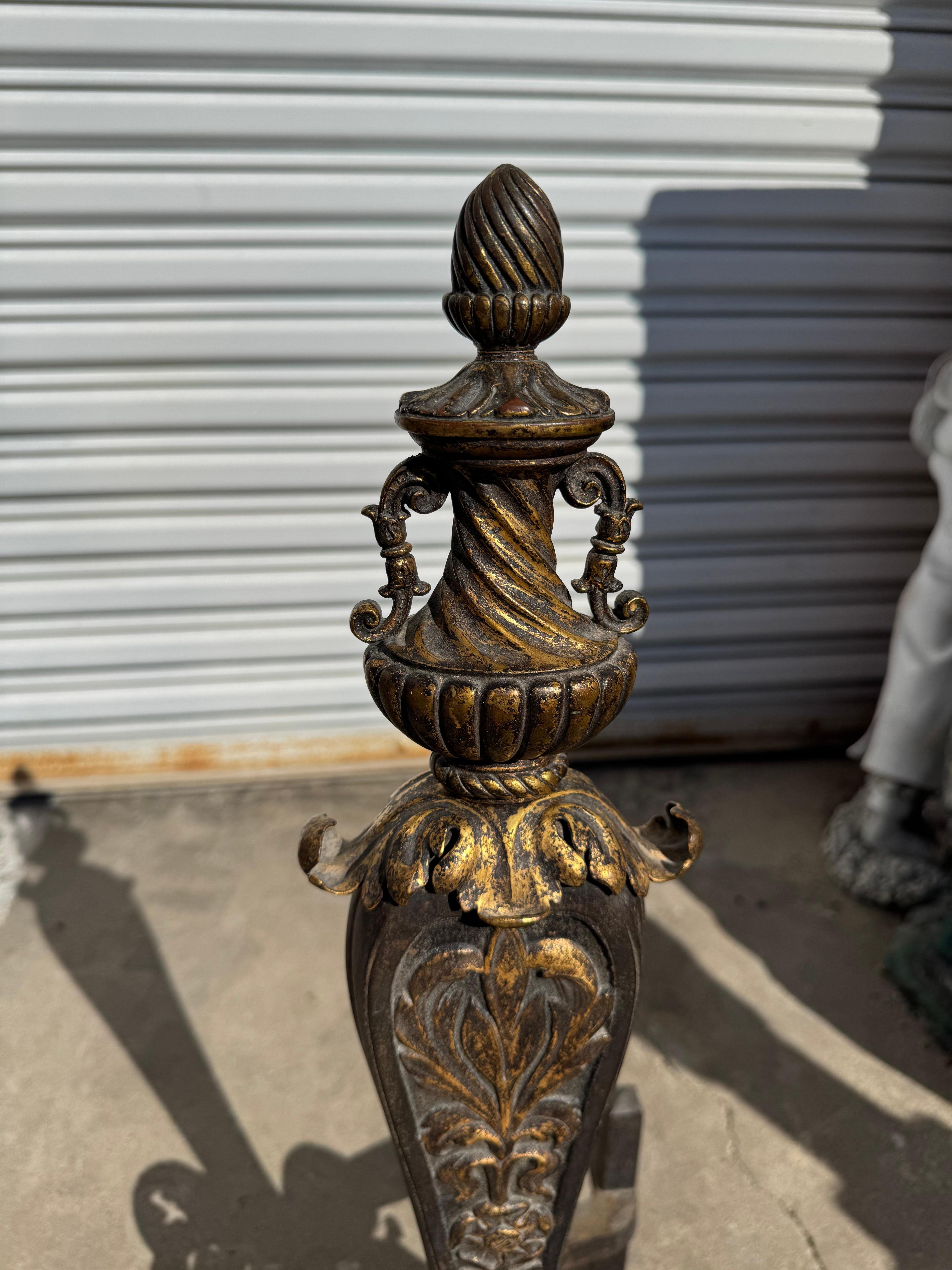 Doré Fer forgé italien doré à l'acanthe du début du 19e siècle en vente