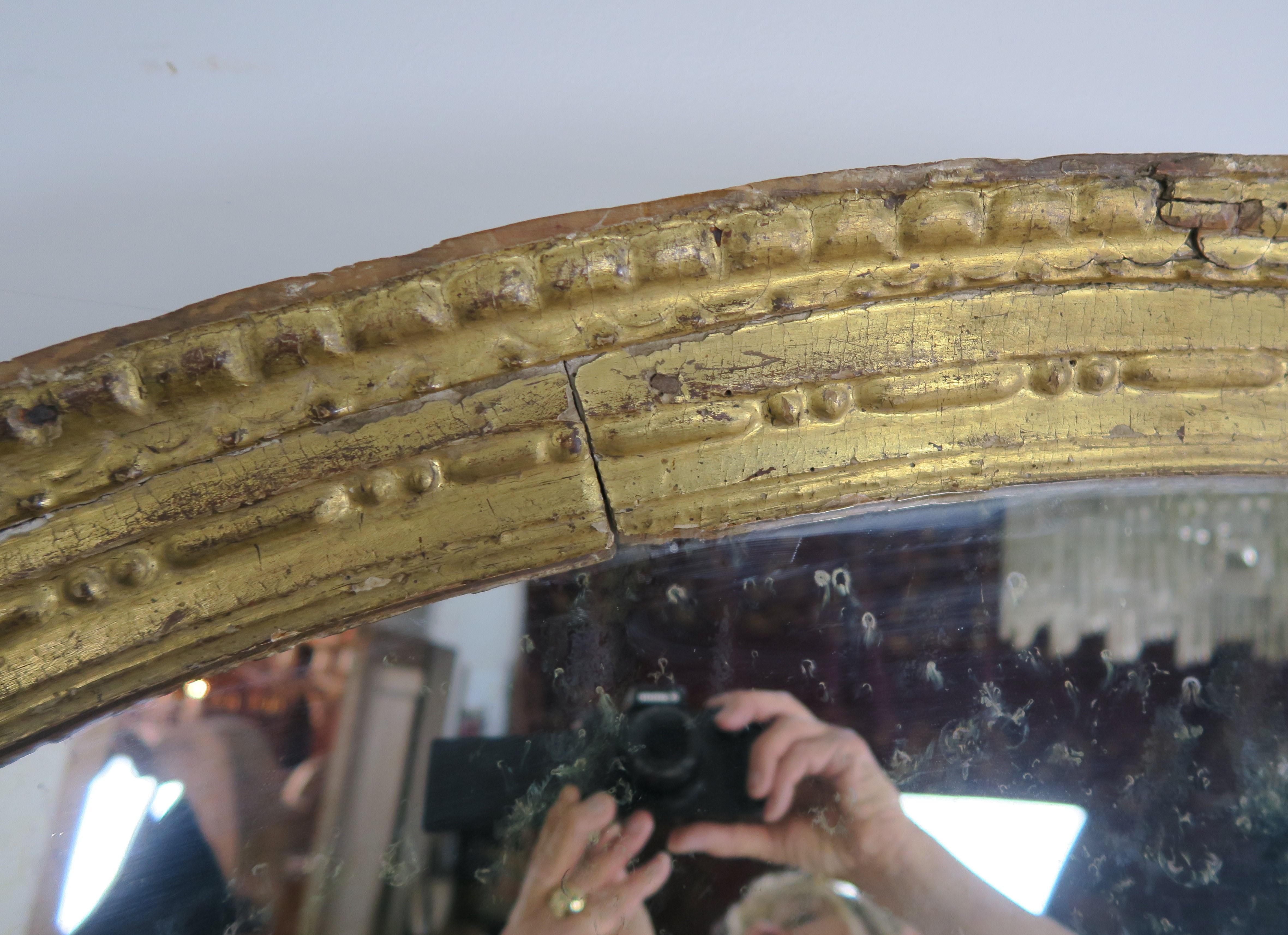 Early 19th Century Italian Giltwood Carved Arched Mirror In Distressed Condition In Los Angeles, CA