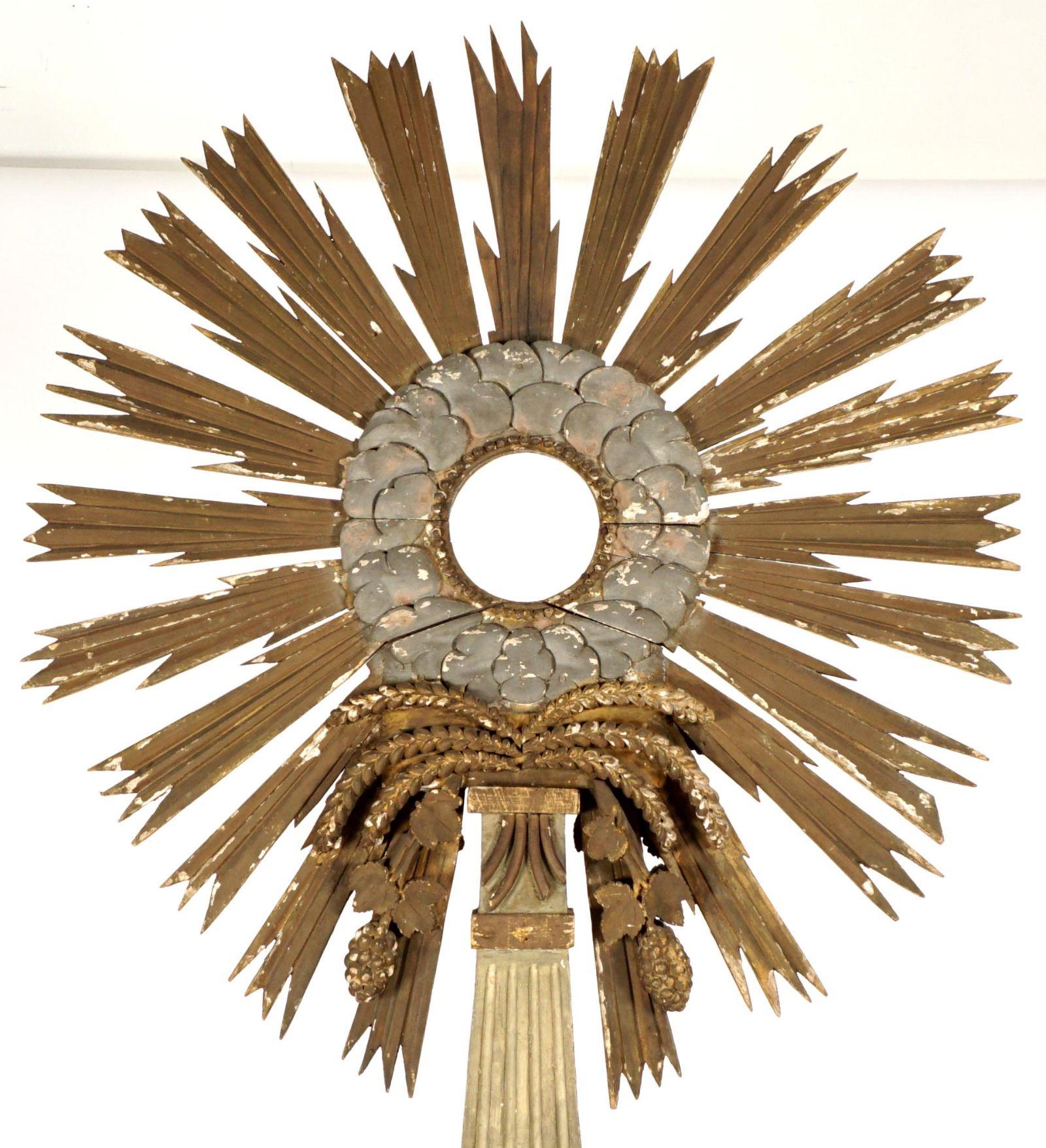 Painted Early 19th Century Italian Giltwood Neoclassical Sunburst Monstrance For Sale