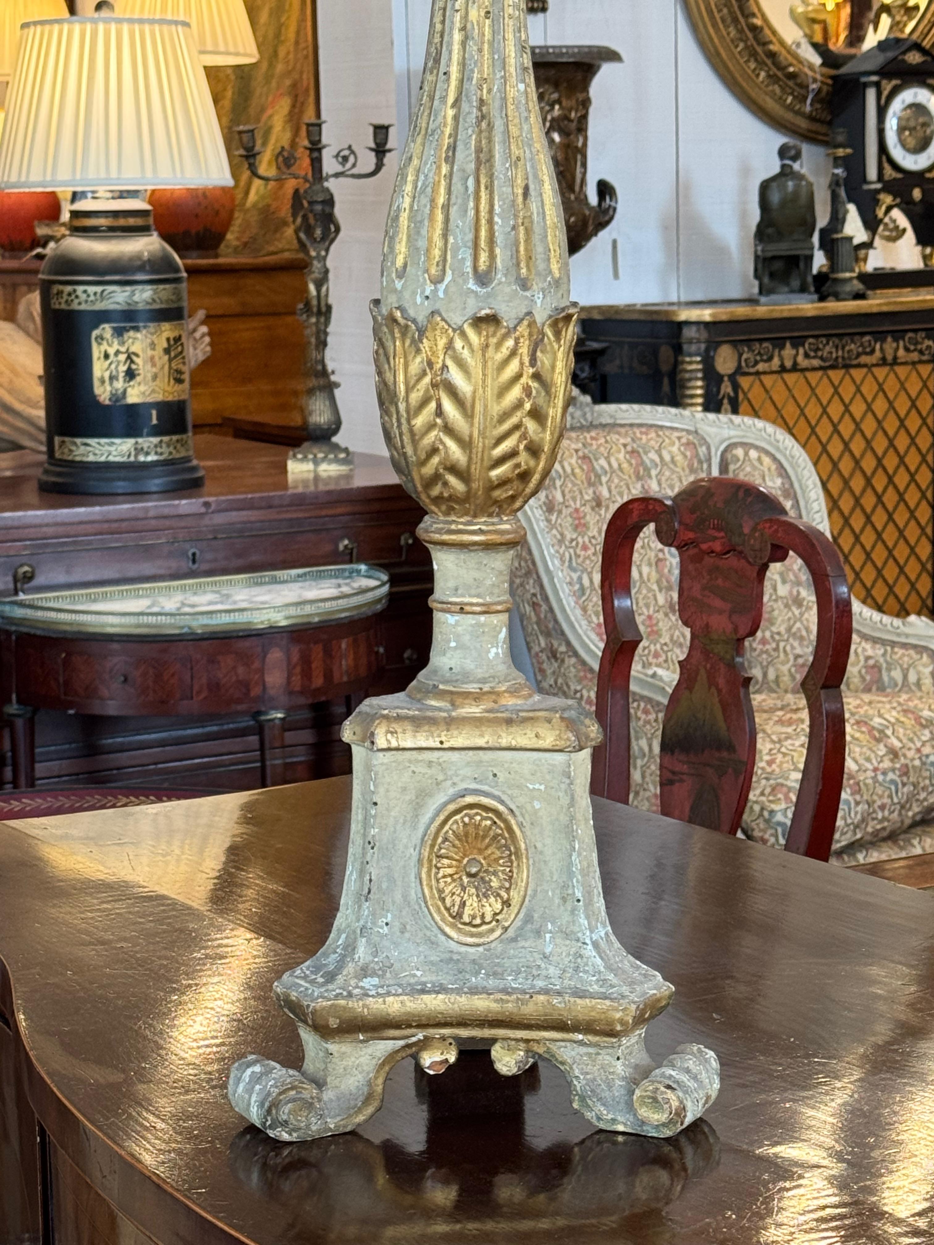Frühes 19. Jahrhundert Italienisch Giltwood Pricket auf geschnitzten Tripod Basis im Zustand „Gut“ im Angebot in Charlottesville, VA