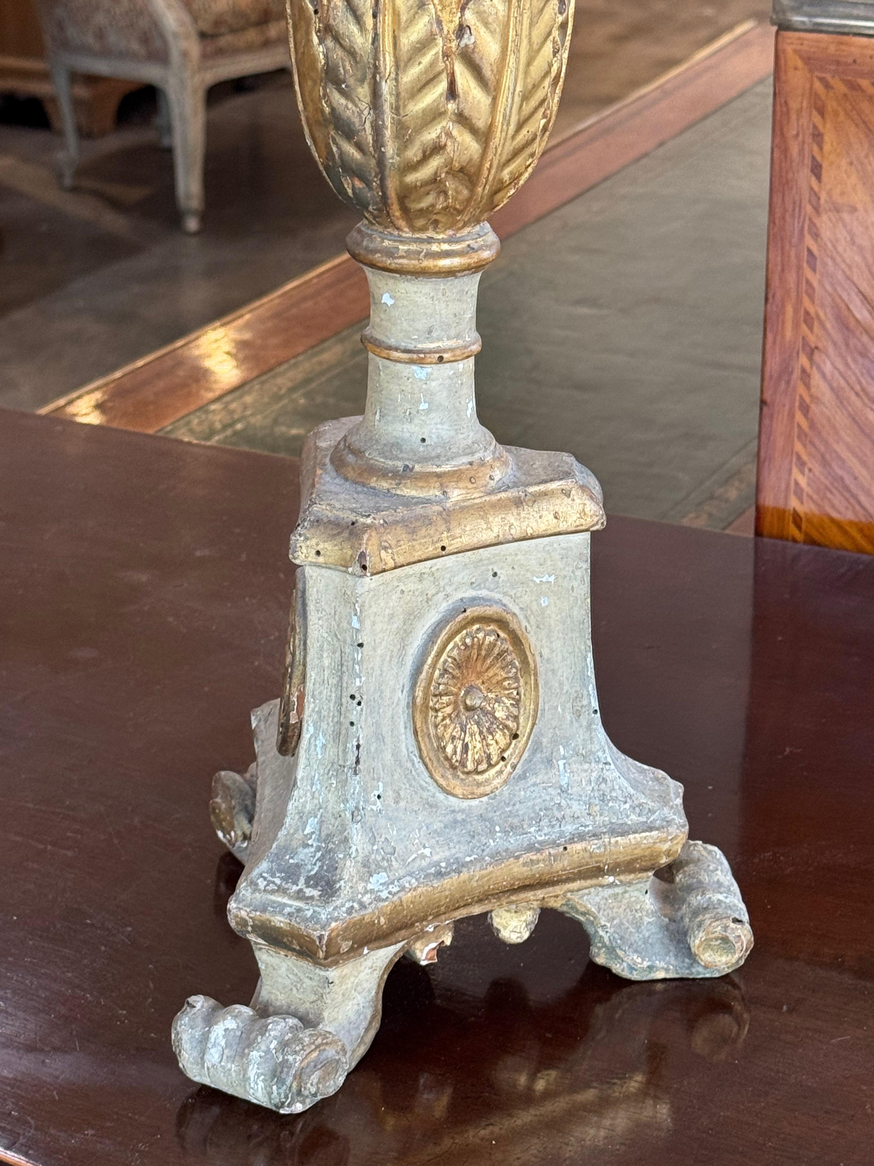 Frühes 19. Jahrhundert Italienisch Giltwood Pricket auf geschnitzten Tripod Basis (Holz) im Angebot
