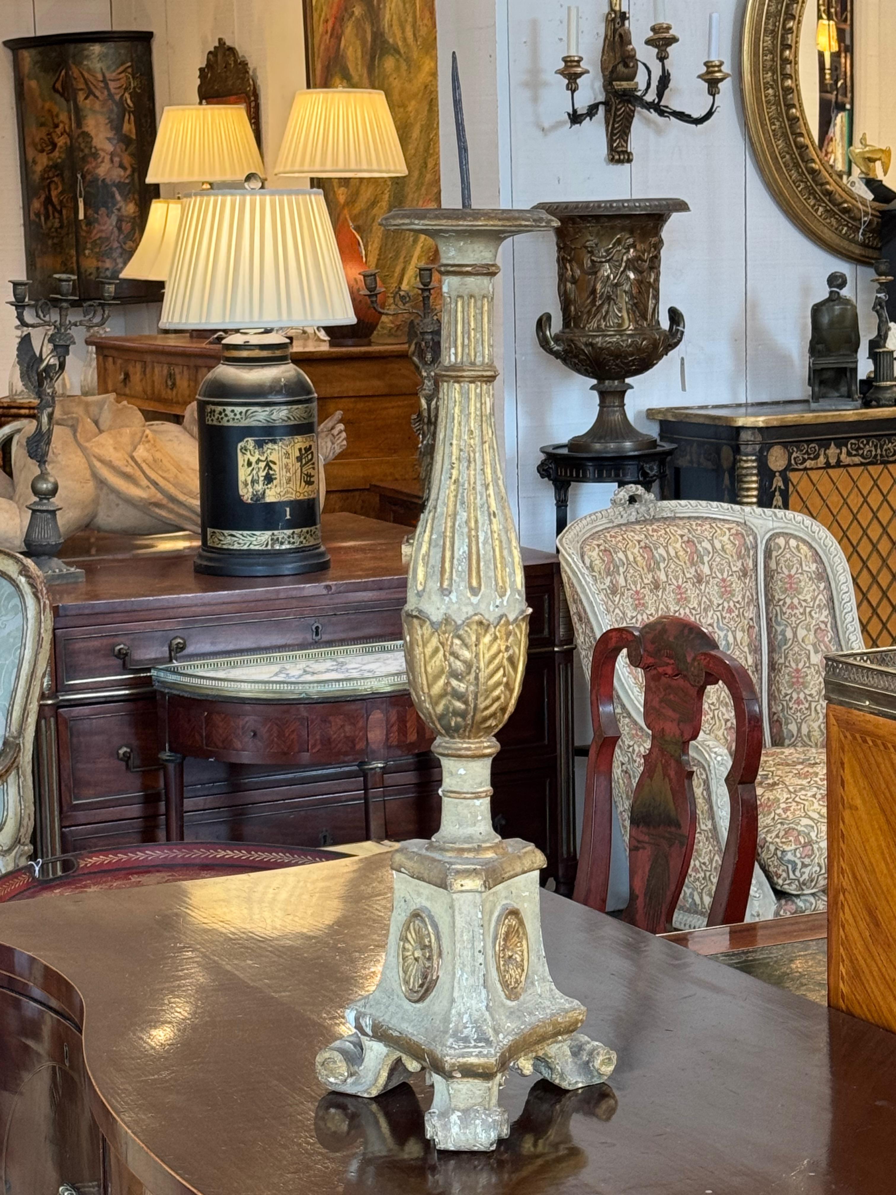 Frühes 19. Jahrhundert Italienisch Giltwood Pricket auf geschnitzten Tripod Basis im Angebot 2