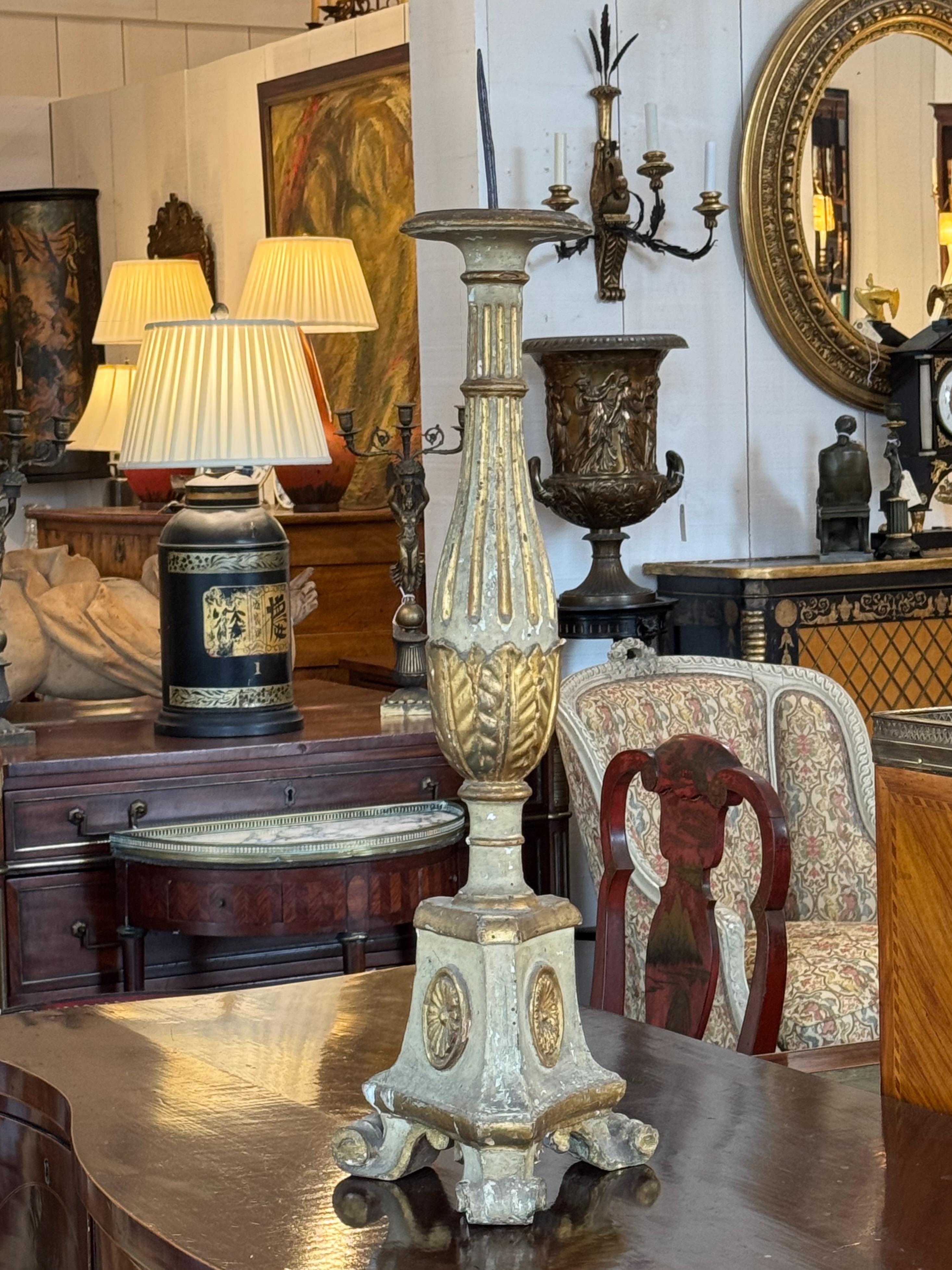 Frühes 19. Jahrhundert Italienisch Giltwood Pricket auf geschnitzten Tripod Basis im Angebot 3