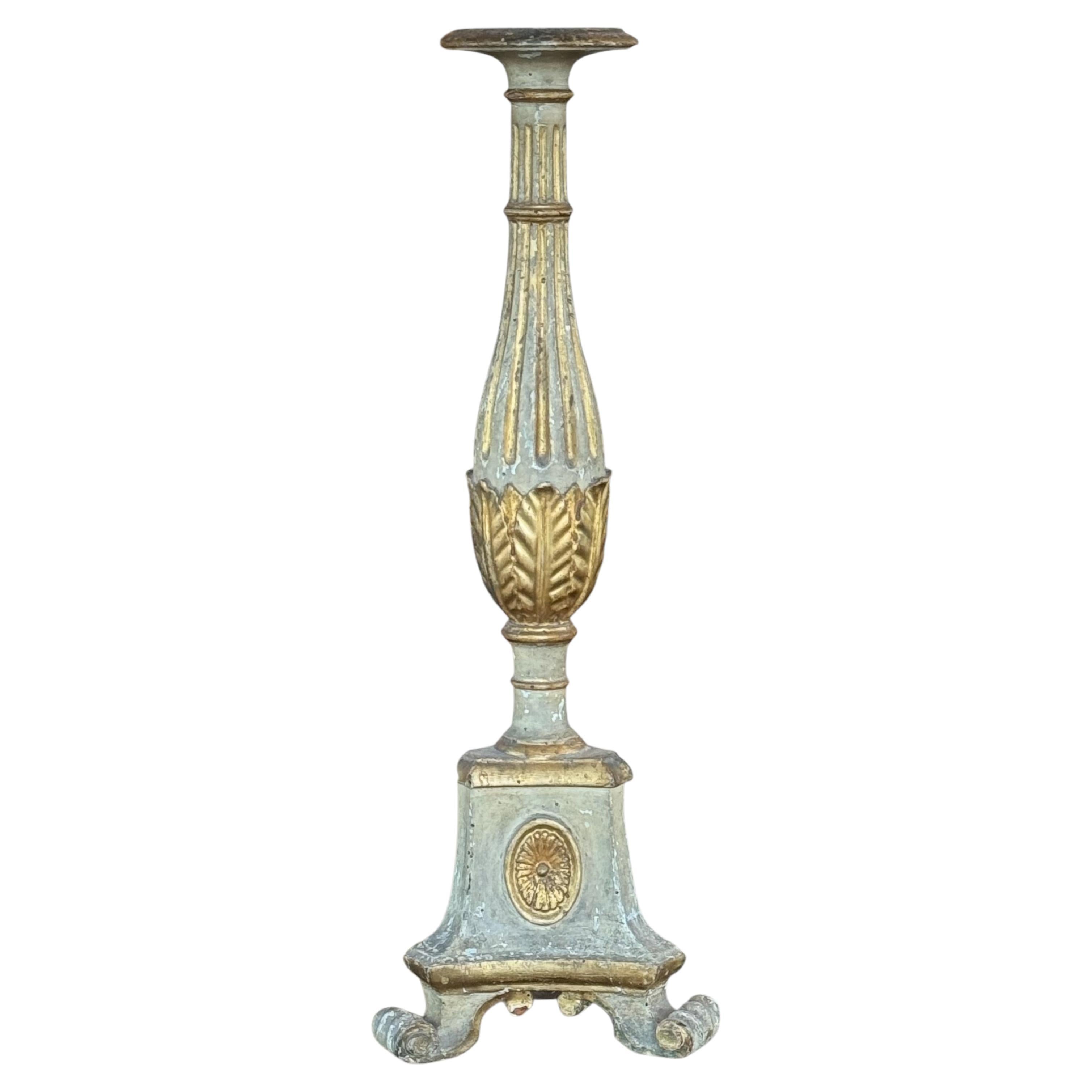 Frühes 19. Jahrhundert Italienisch Giltwood Pricket auf geschnitzten Tripod Basis