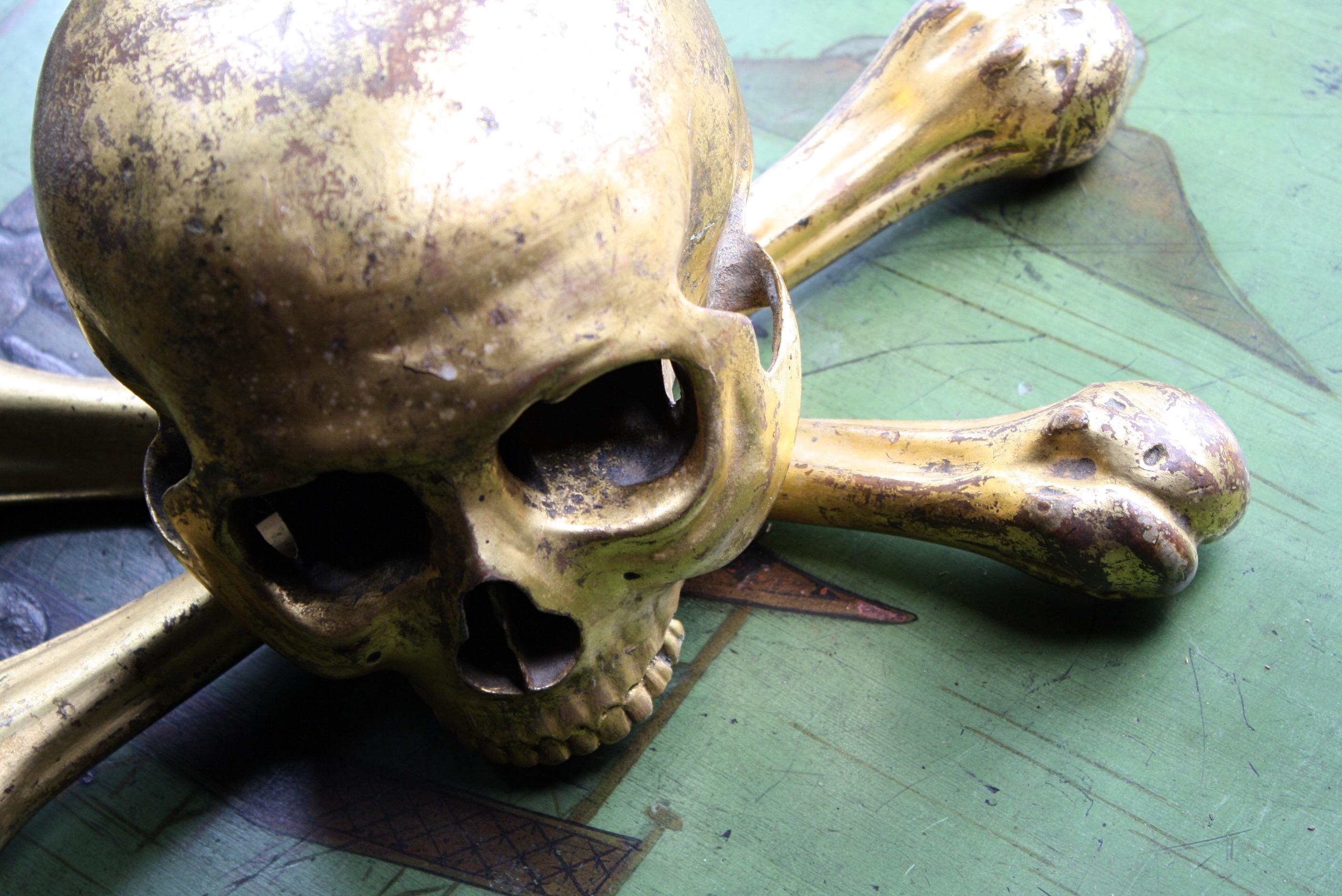 Calavera y tibias cruzadas de madera dorada italiana de principios del siglo XIX.

Es probable que formara parte de una pieza arquitectónica interior mucho mayor, o que fuera un elemento decorativo de un marco que albergara una pintura religiosa o