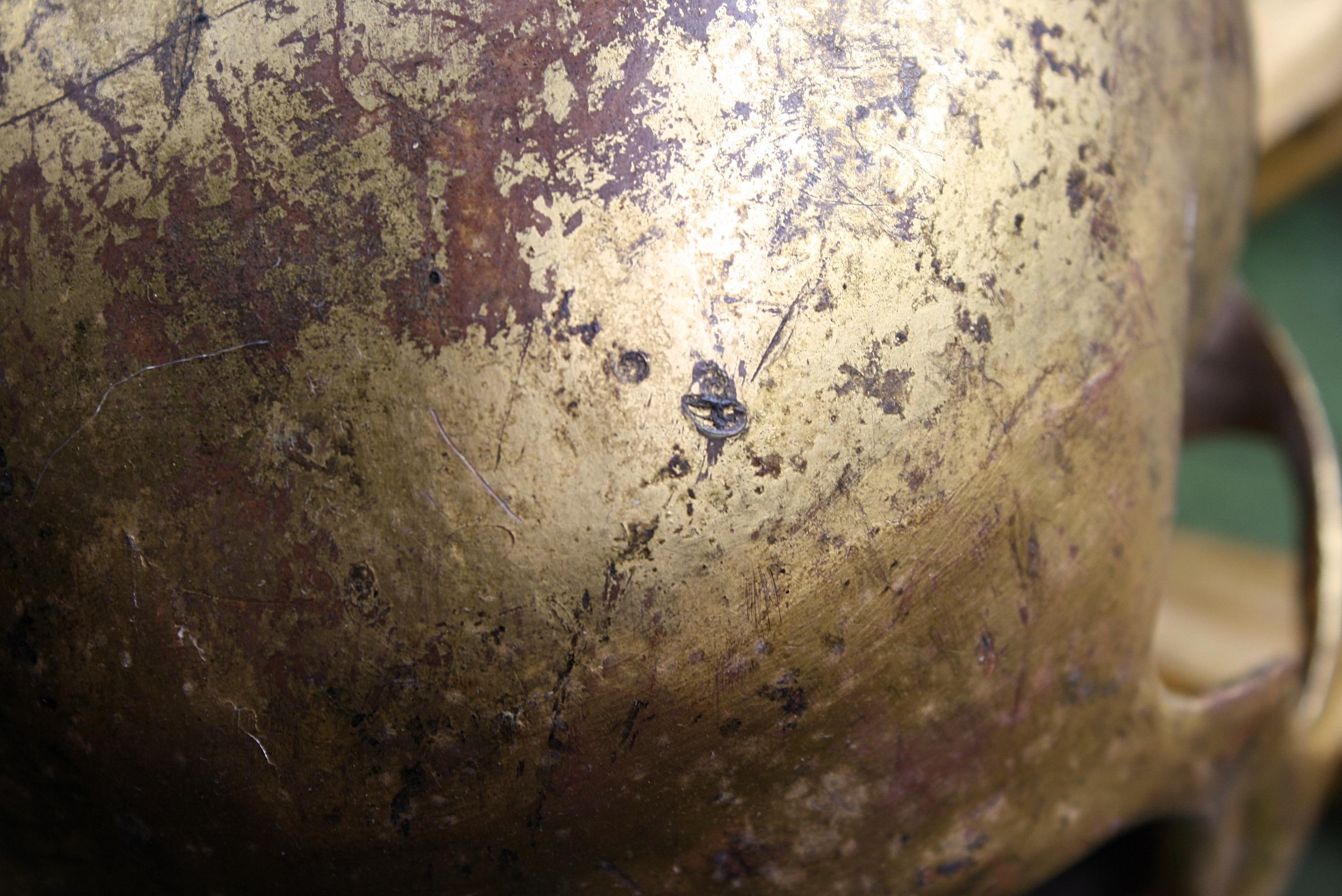 Memento Mori de calavera y huesos cruzados de madera dorada italiana de principios del siglo XIX Italiano