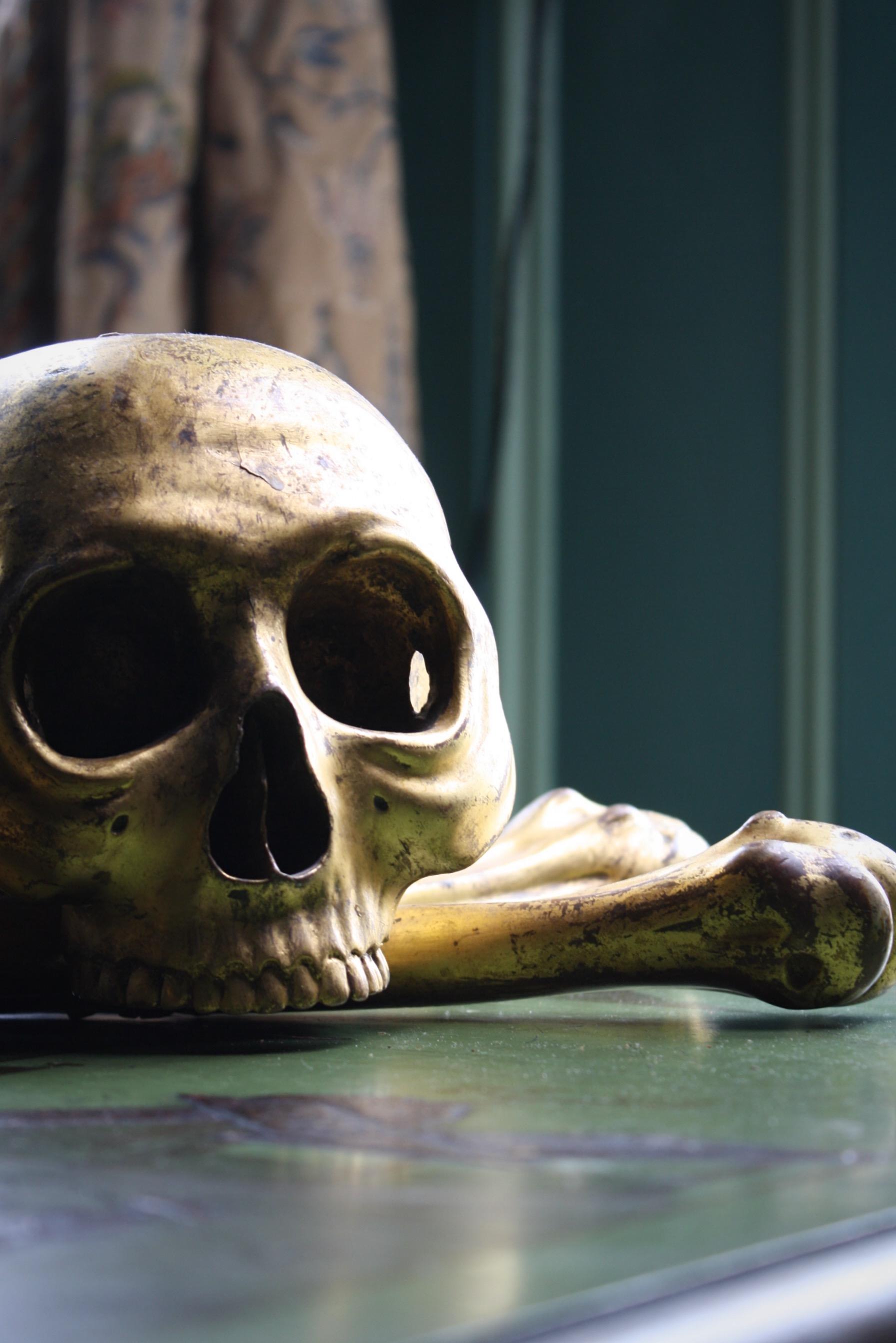 Memento Mori de calavera y huesos cruzados de madera dorada italiana de principios del siglo XIX en Bueno Estado en Lowestoft, GB