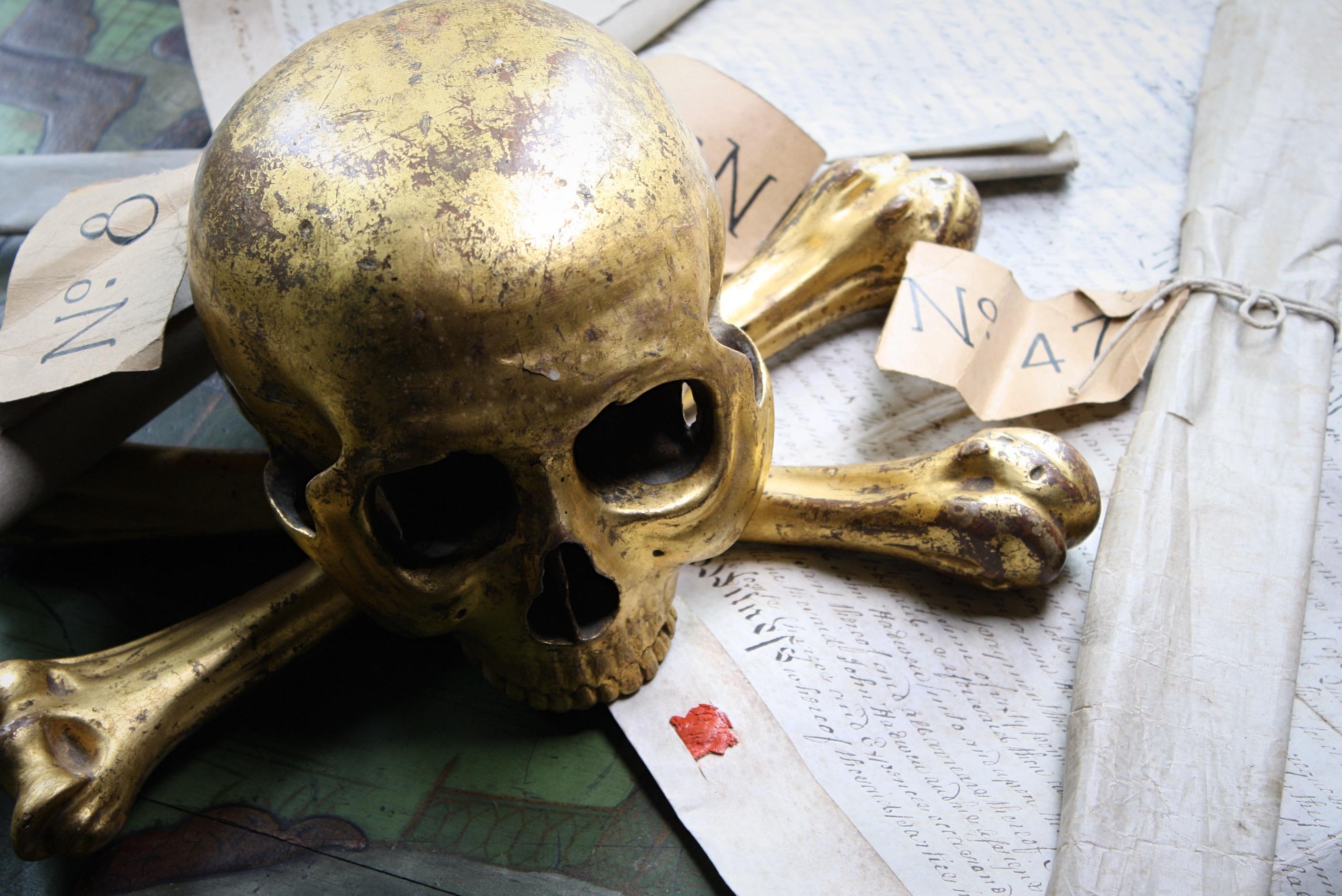 Memento Mori de calavera y huesos cruzados de madera dorada italiana de principios del siglo XIX 1
