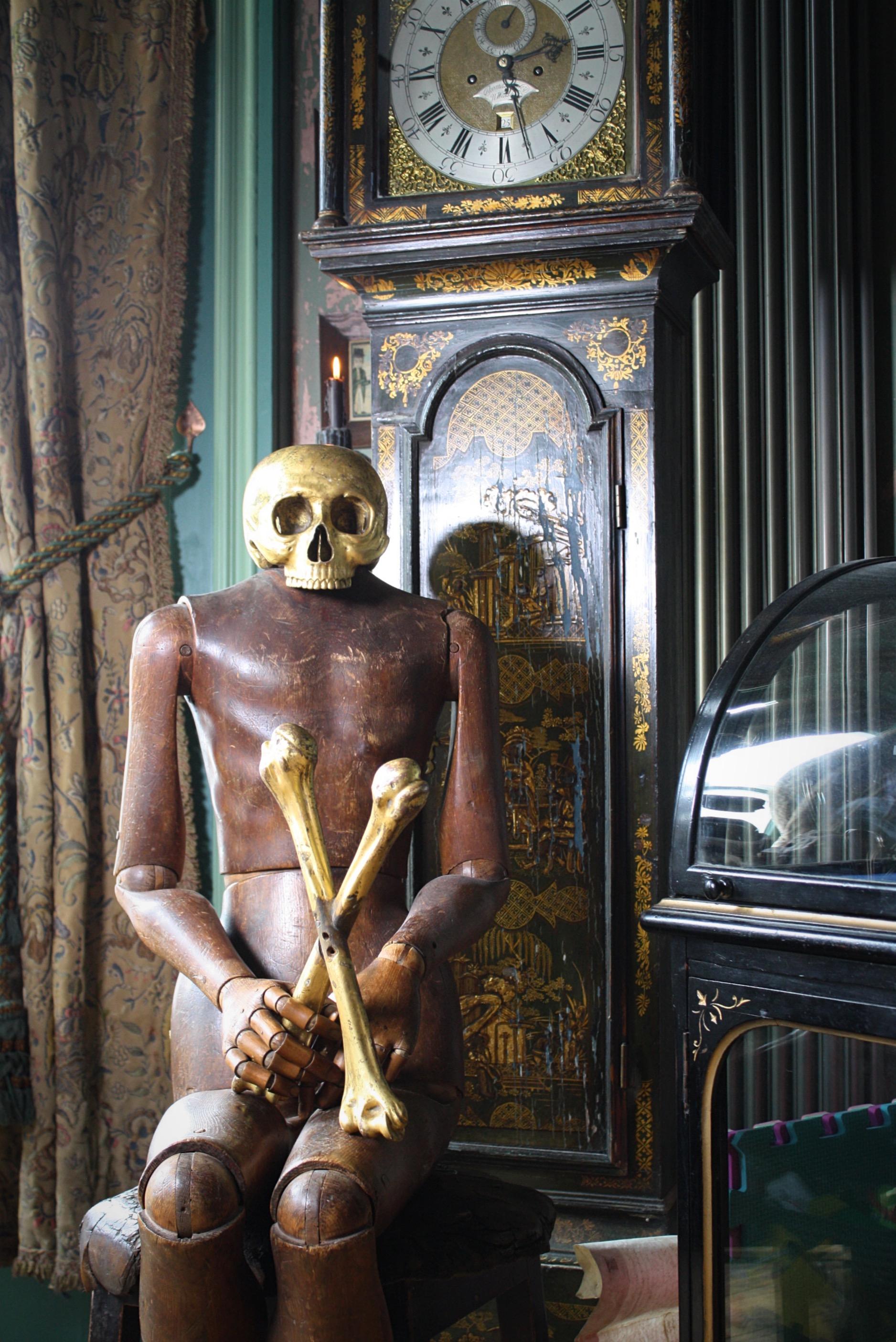 Memento Mori de calavera y huesos cruzados de madera dorada italiana de principios del siglo XIX 4