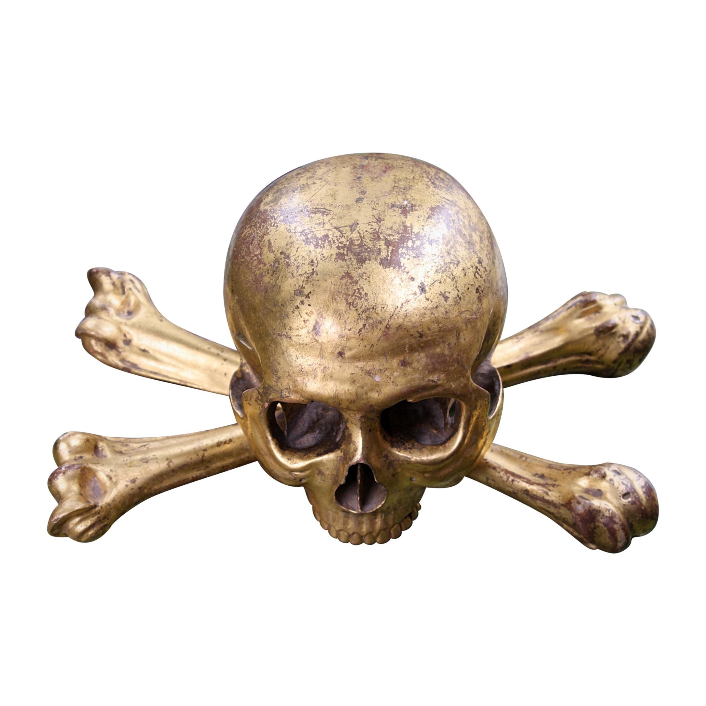 Memento Mori de calavera y huesos cruzados de madera dorada italiana de principios del siglo XIX