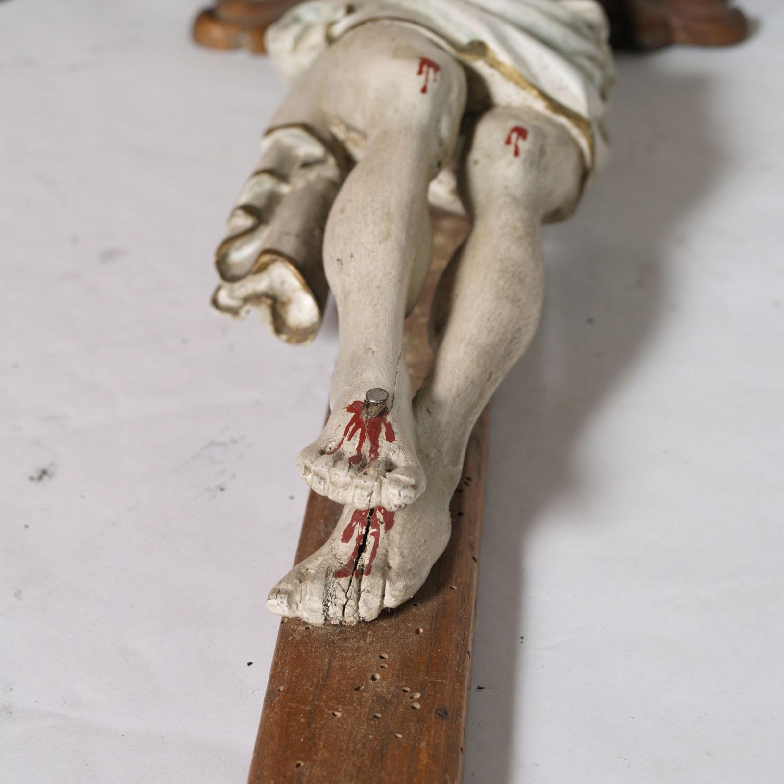 Néoclassique Crucifix italien du début du 19ème siècle en bois polychromé sculpté et sculpté à la main «adore » en vente