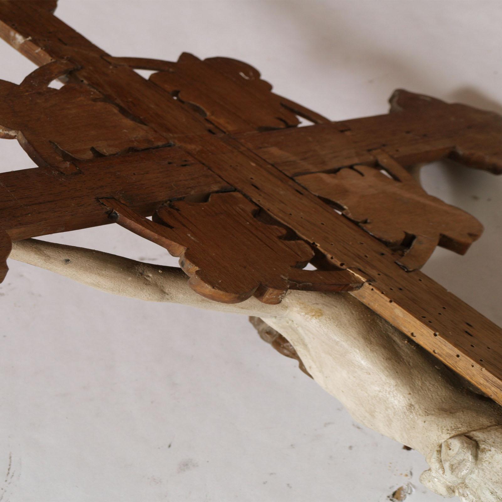 Italienisches handgeschnitztes und polychromiertes Holzkruzifix „Cadore“ aus dem frühen 19. Jahrhundert (Handgeschnitzt) im Angebot