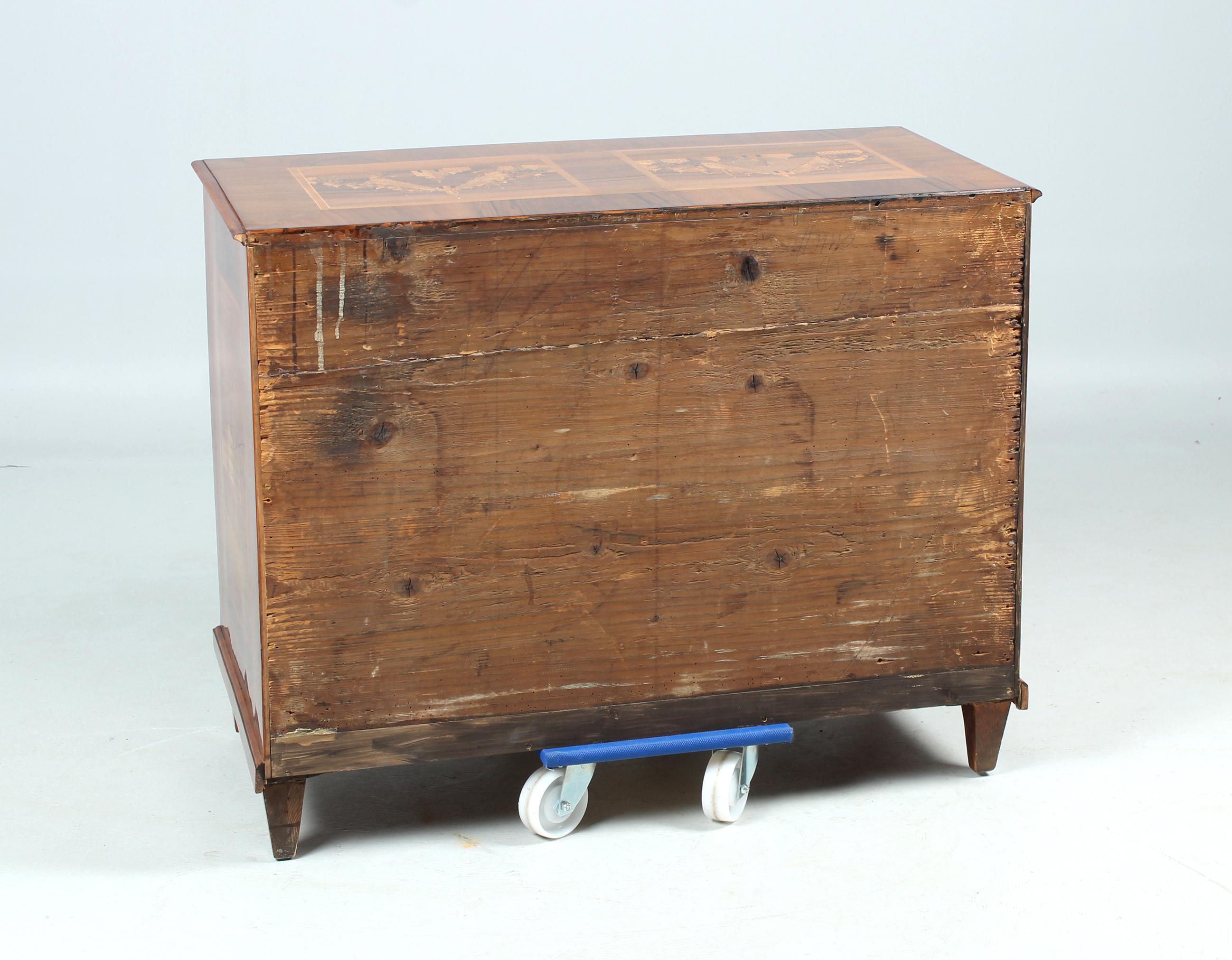 Early 19th Century Italian Louis XVI Chest of Drawers with Fantastic Marquetry For Sale 14