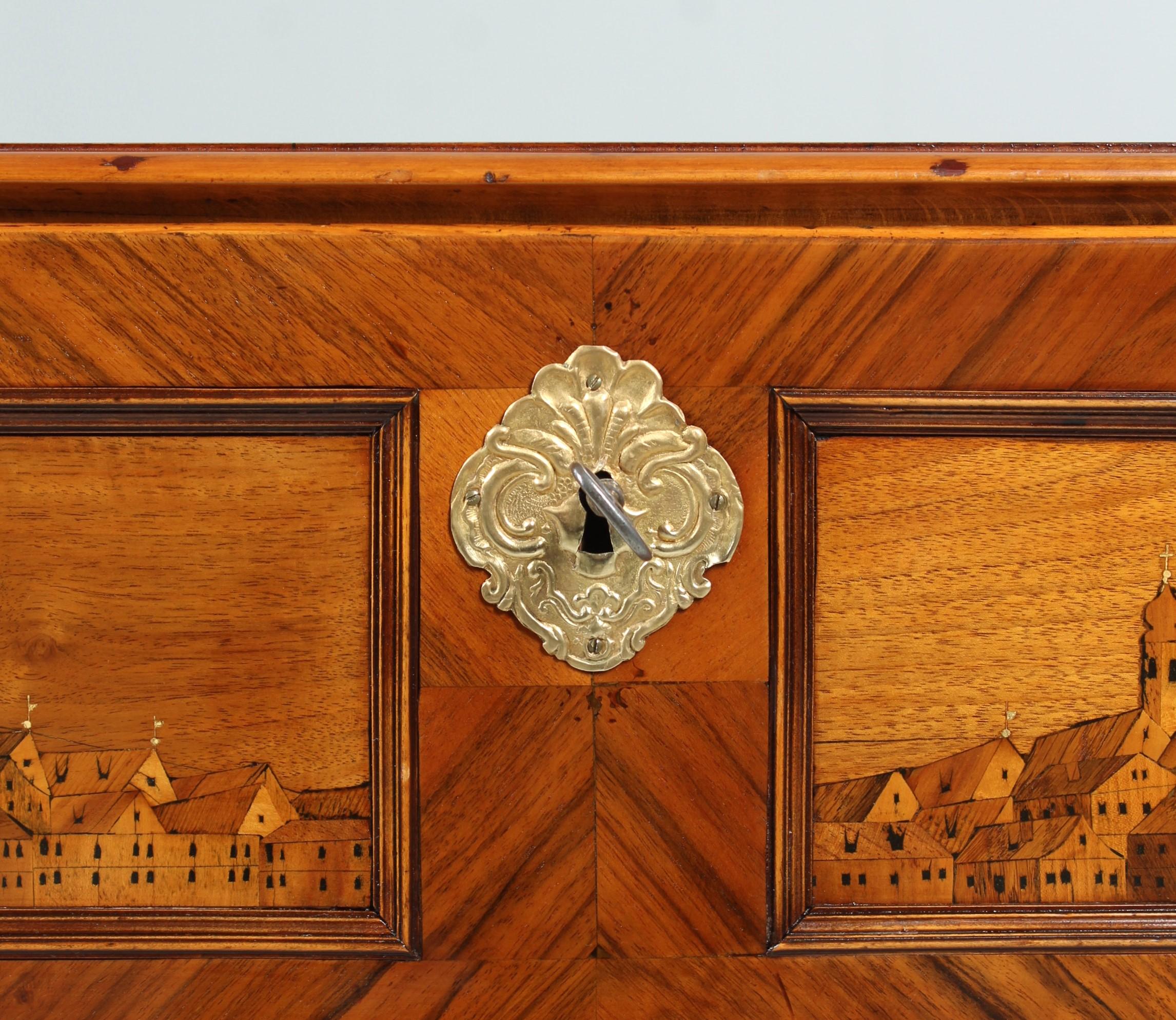 Early 19th Century Italian Louis XVI Chest of Drawers with Fantastic Marquetry For Sale 4