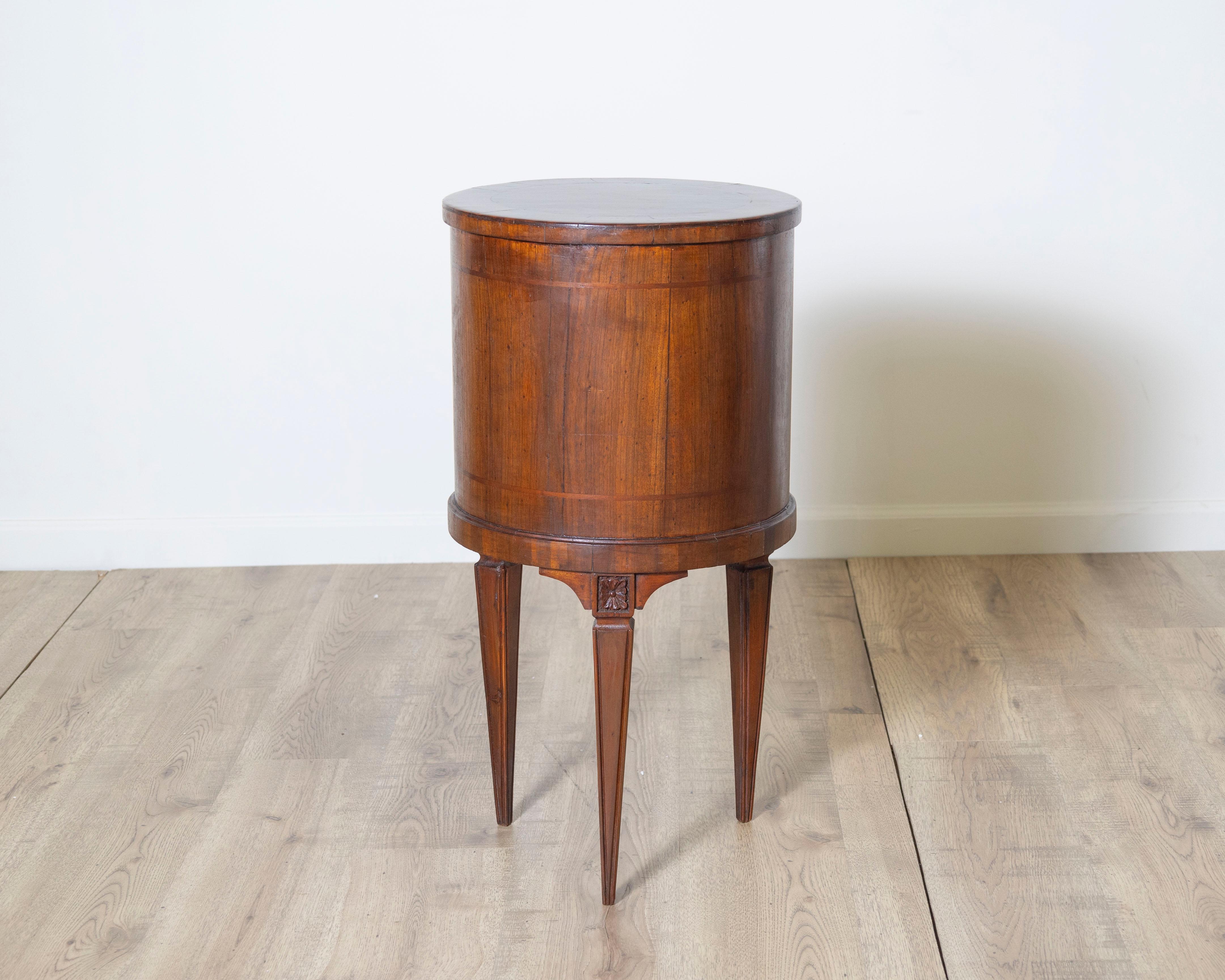 Cabinet rond en noyer du début du 19e siècle de style Louis XVI italien Bon état - En vente à Atlanta, GA