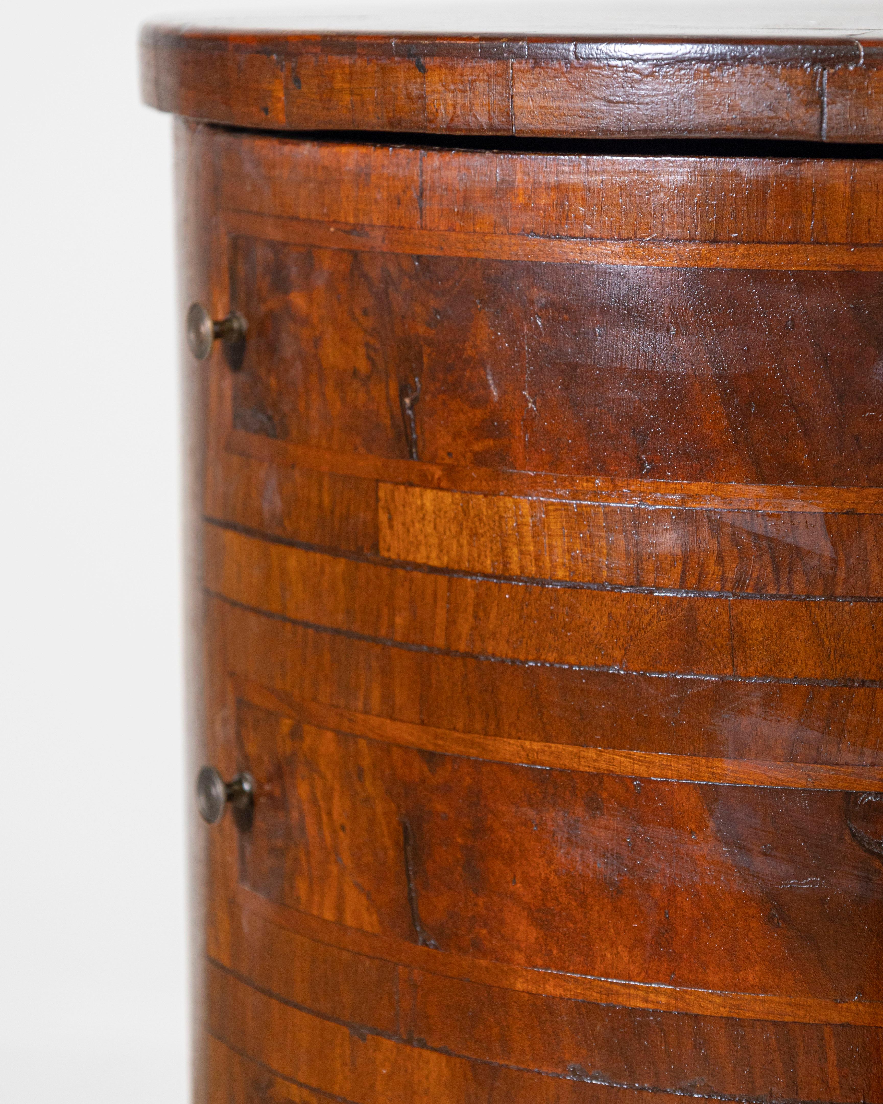 XIXe siècle Cabinet rond en noyer du début du 19e siècle de style Louis XVI italien en vente