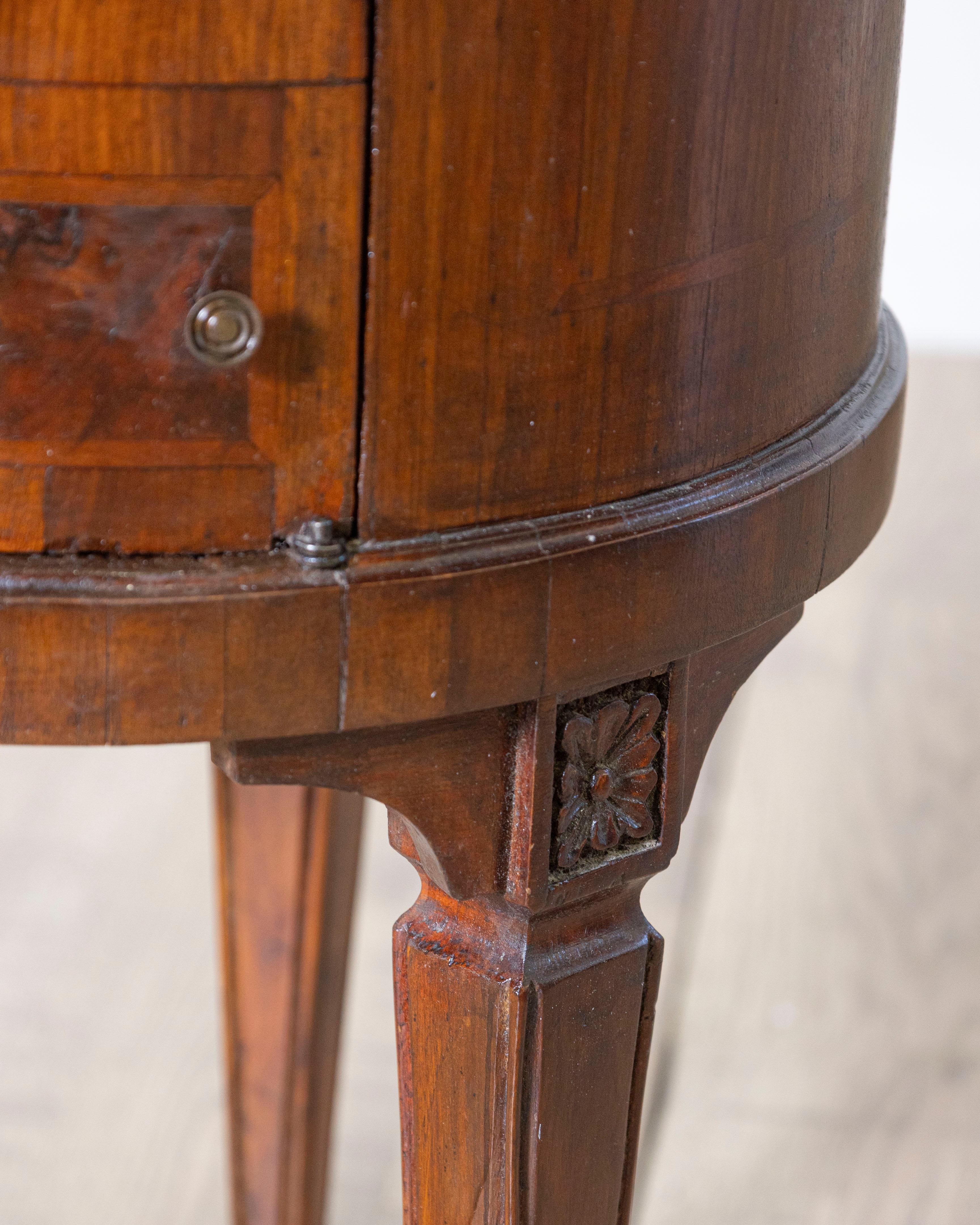 Noyer Cabinet rond en noyer du début du 19e siècle de style Louis XVI italien en vente