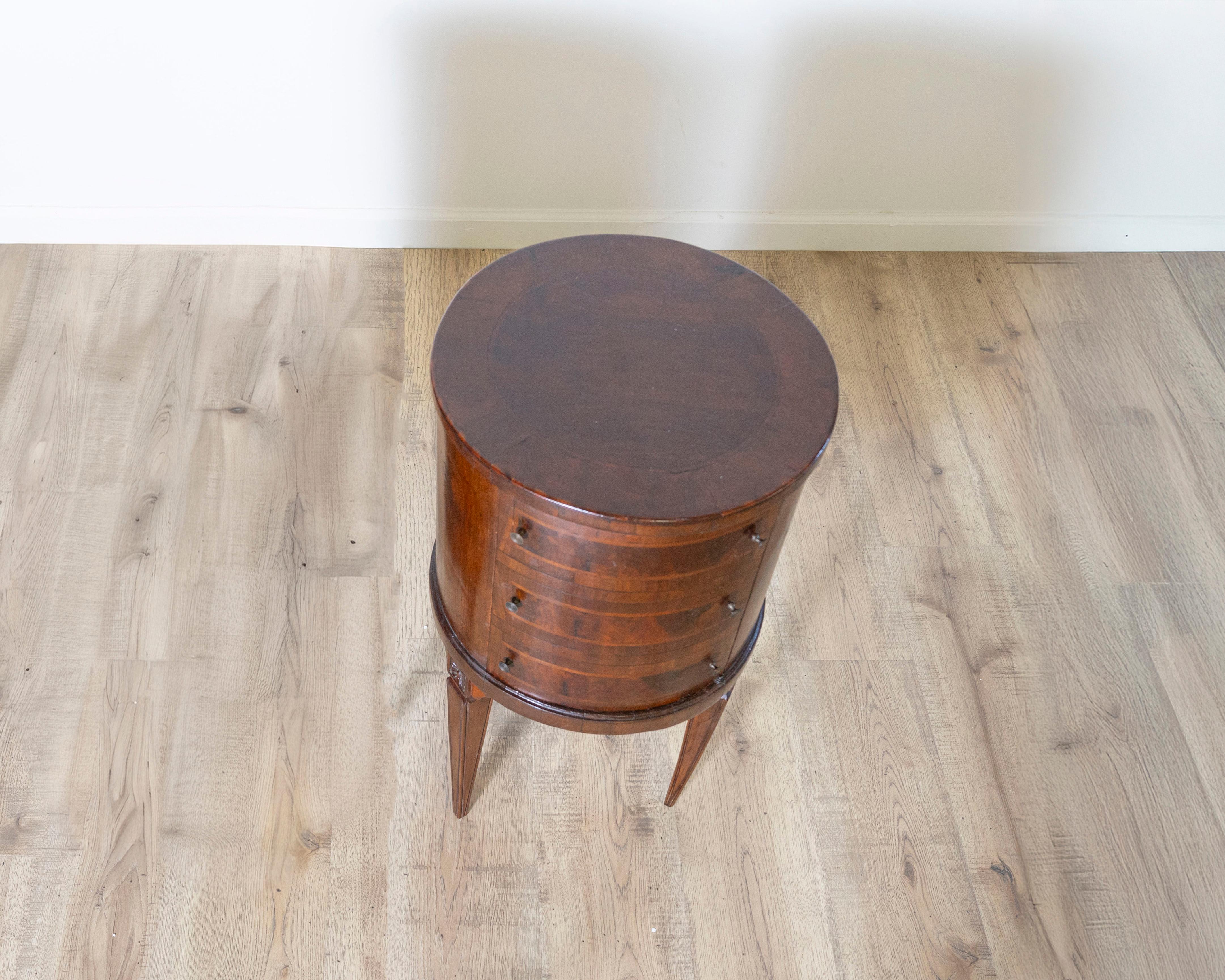 Cabinet rond en noyer du début du 19e siècle de style Louis XVI italien en vente 1