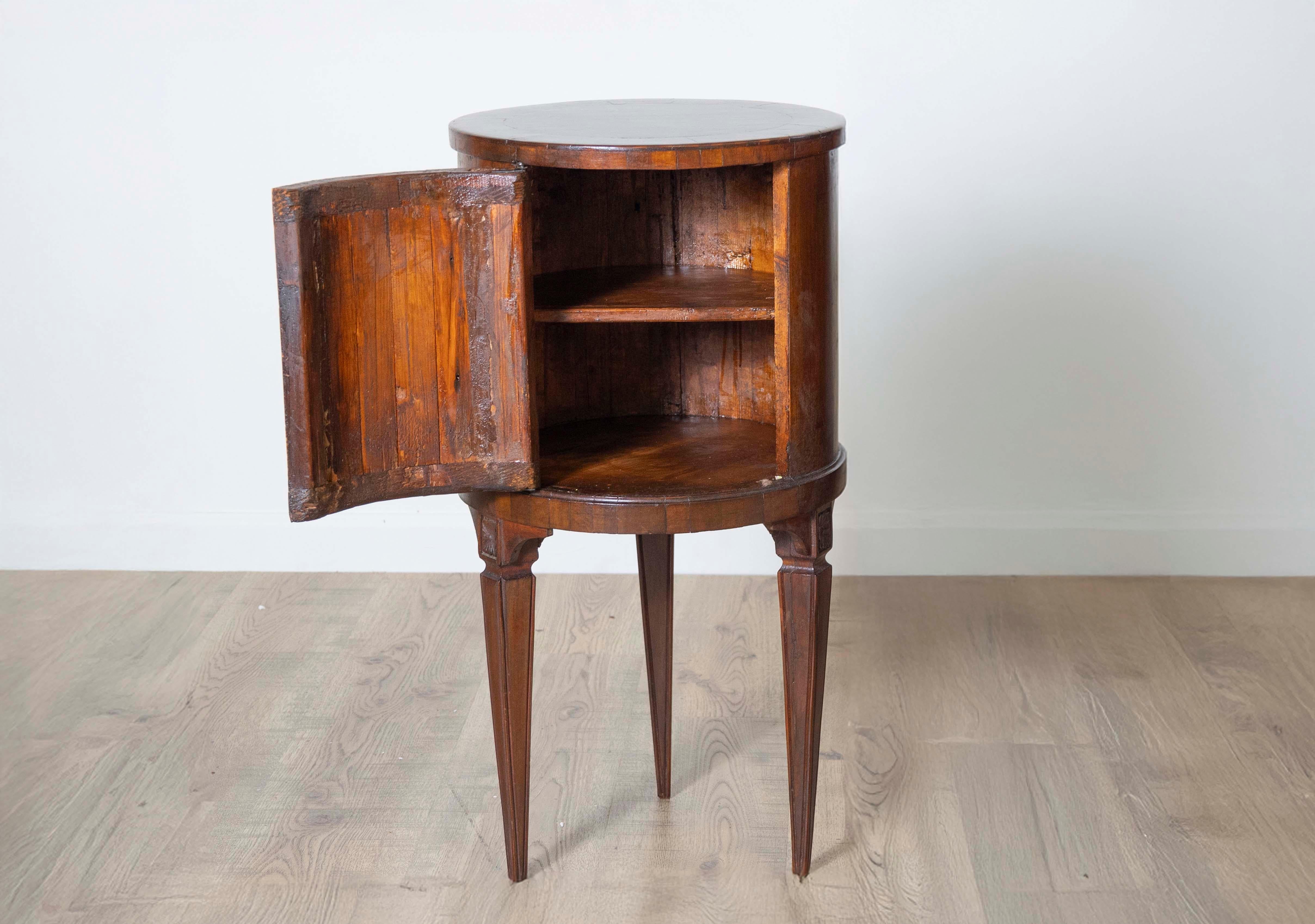 Cabinet rond en noyer du début du 19e siècle de style Louis XVI italien en vente 2