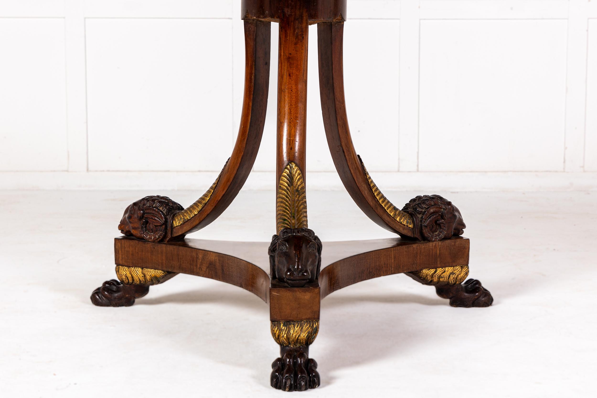 Table centrale italienne du début du 19e siècle de très bonne qualité avec des détails en forme de tête de bélier.

Cette jolie table italienne combine des éléments associés aux designers de l'Empire français et au designer George Smith en