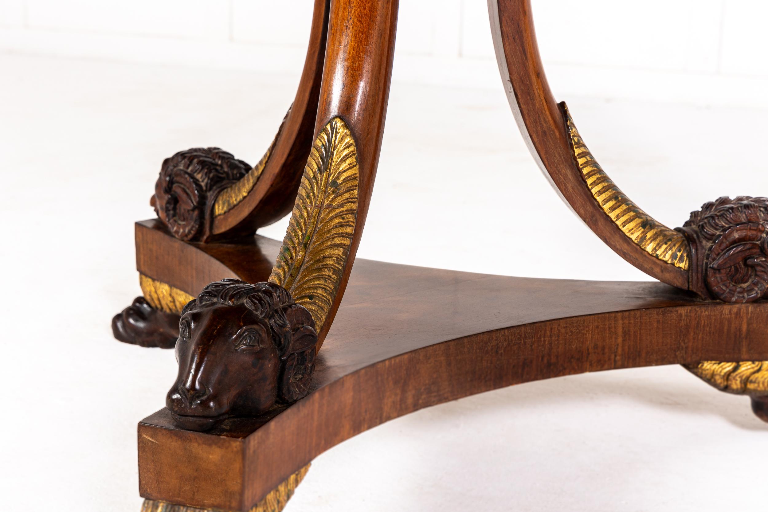 XIXe siècle Table de centre italienne en acajou du début du 19e siècle en vente