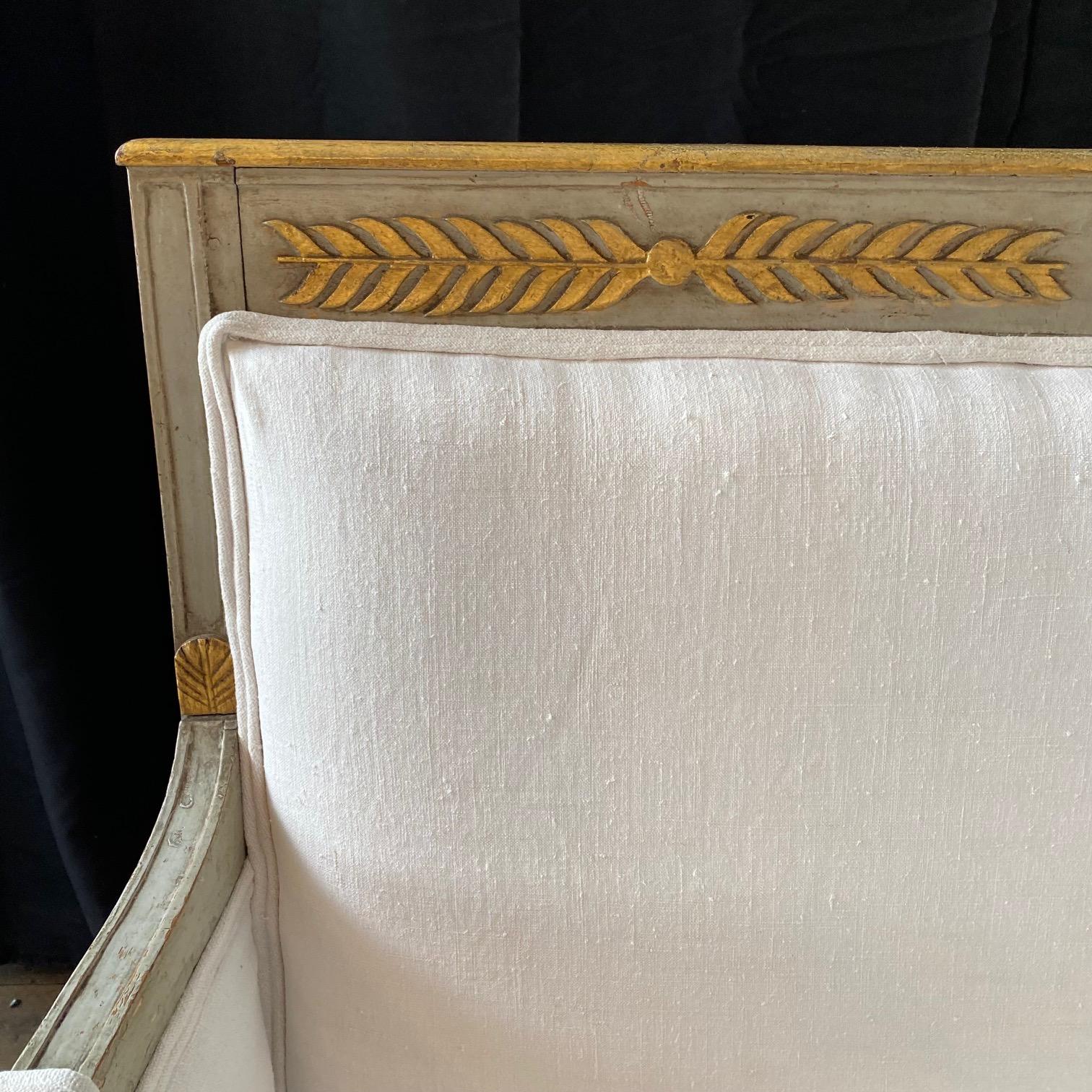 Italienisches neoklassizistisches bemaltes und teilweise vergoldetes Sofa oder Canape aus dem frühen 19. Jahrhundert (Gemalt) im Angebot