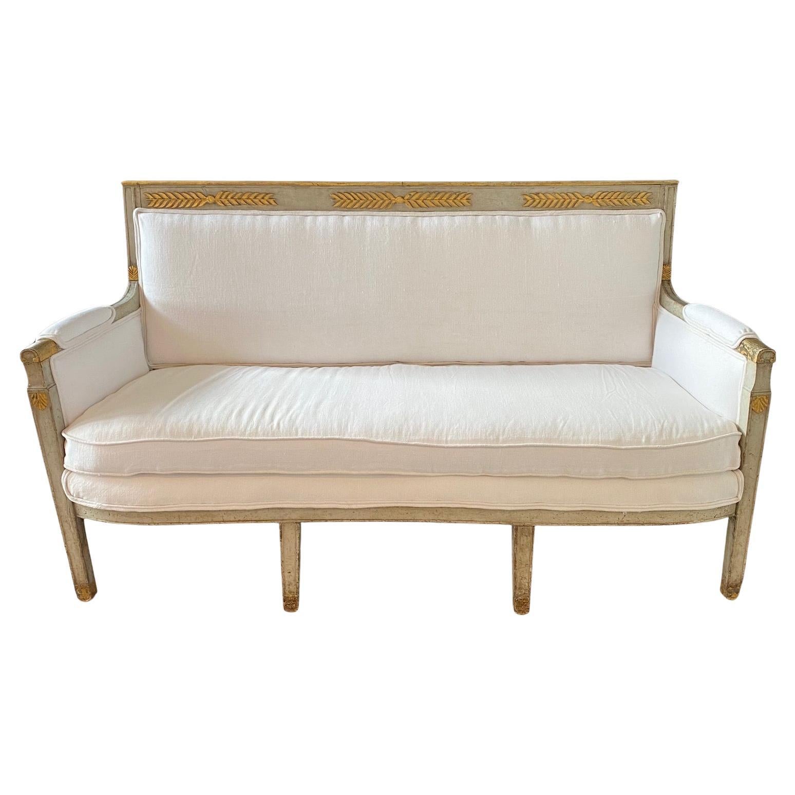 Italienisches neoklassizistisches bemaltes und teilweise vergoldetes Sofa oder Canape aus dem frühen 19. Jahrhundert im Angebot