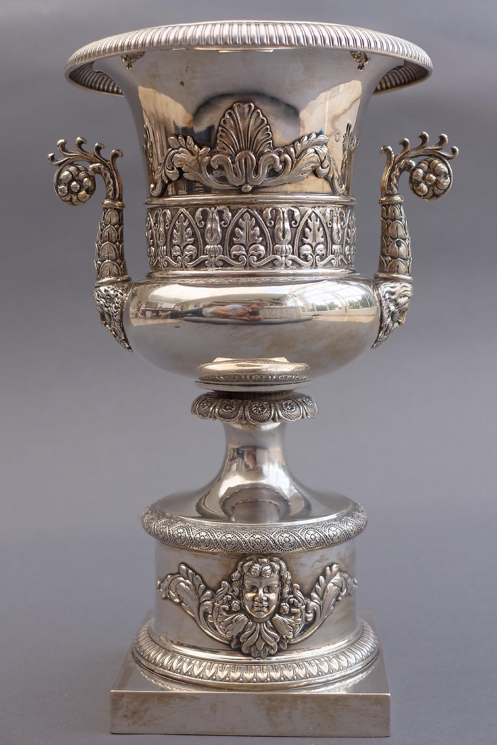 XIXe siècle Vase urne néoclassique italien en argent du début du 19ème siècle Milan par Emanuele Caber en vente