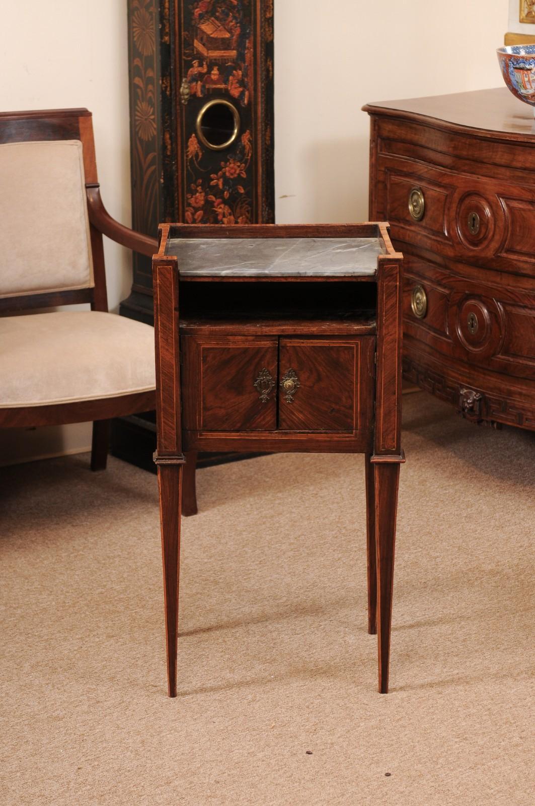 Commodino neoclassico italiano del primo Ottocento in legno di noce e tulipano con legno grigio in vendita 4